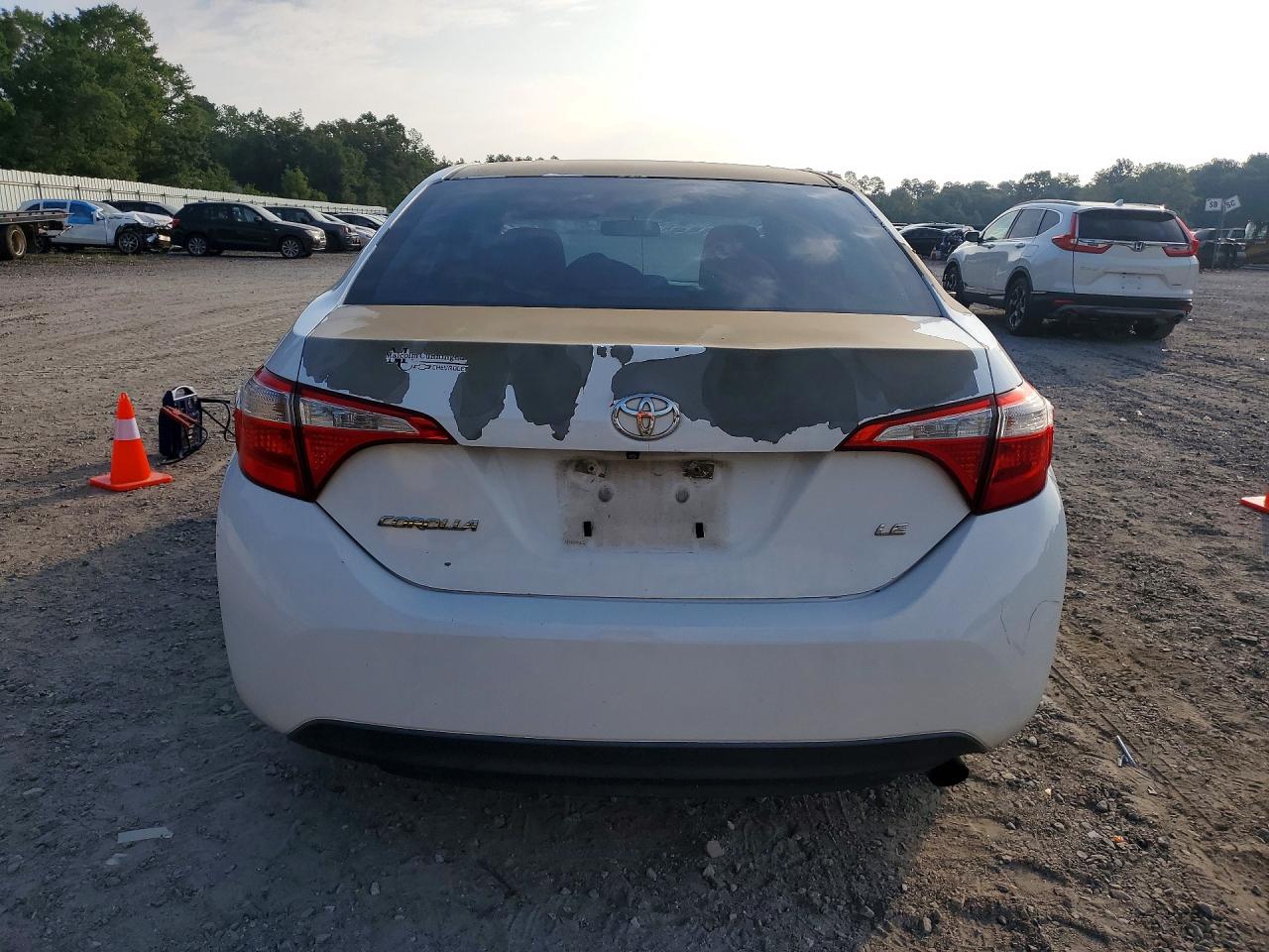 2015 Toyota Corolla Le White vin: 5YFBURHEXFP356939