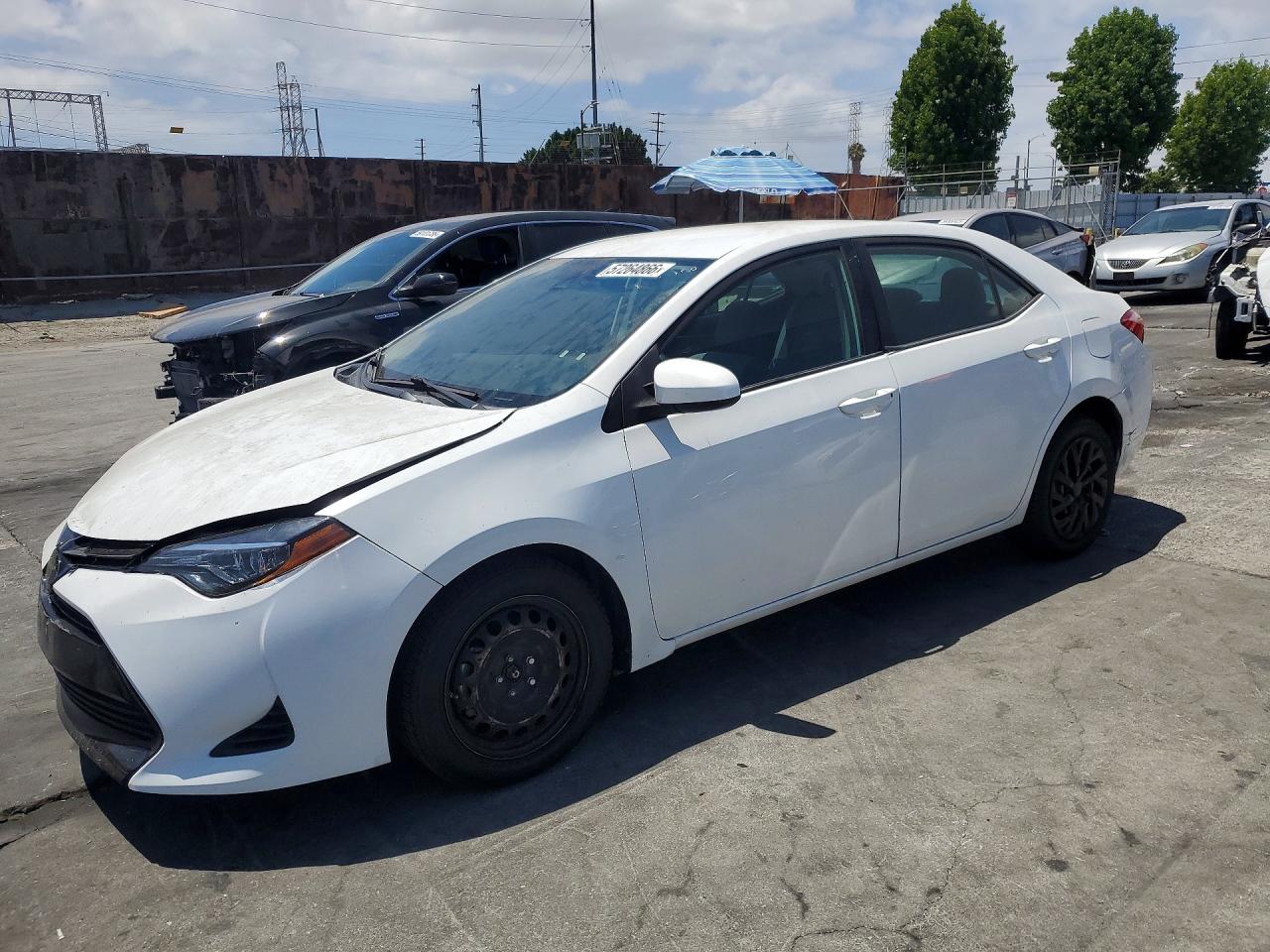 2017 Toyota Corolla Le White vin: 5YFBURHEXHP628988