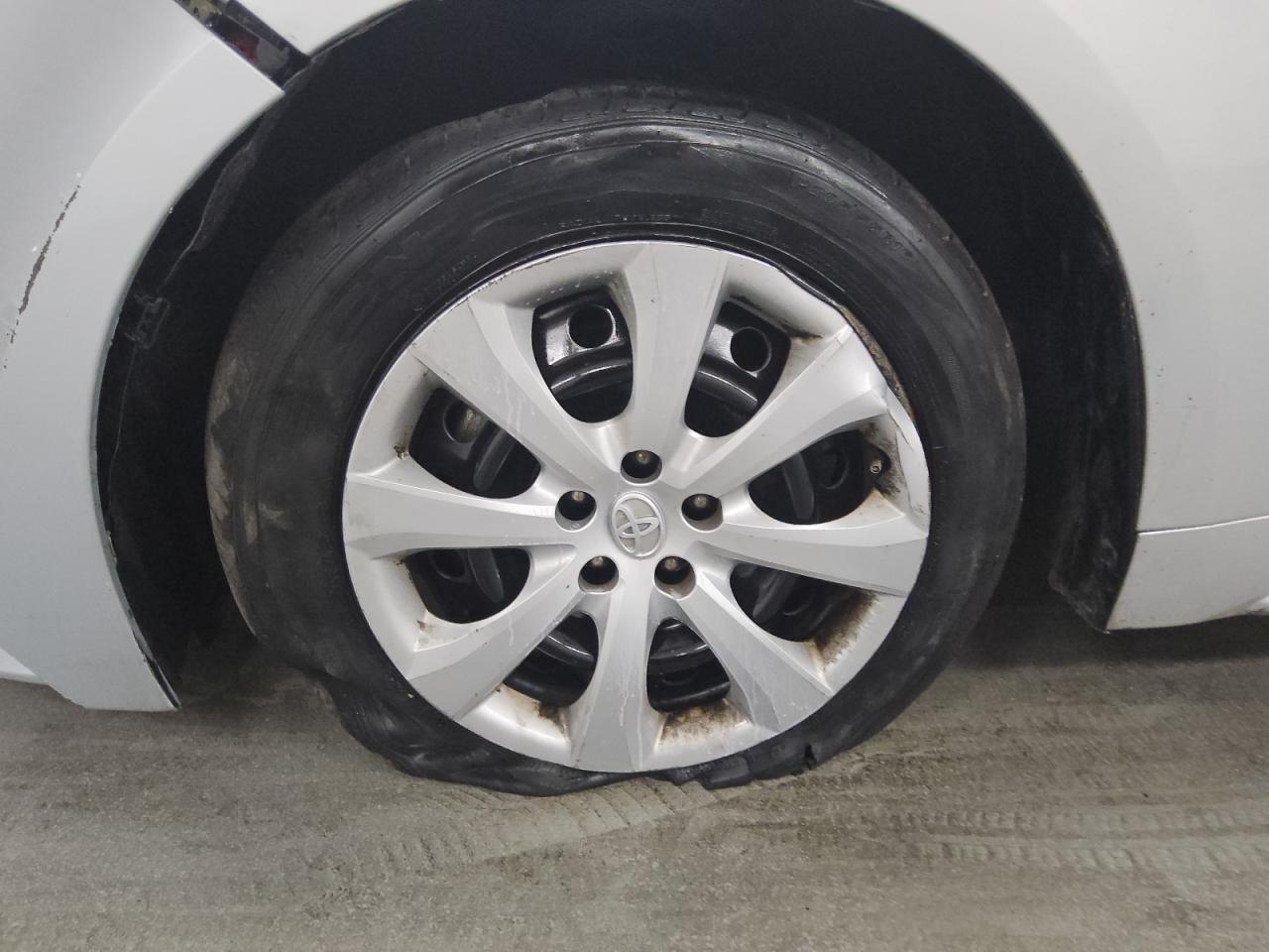 2021 Toyota Corolla Le Silver vin: 5YFEPMAE3MP203639 Damage: Left Front Wheel Cover, Broken, Replacement Required