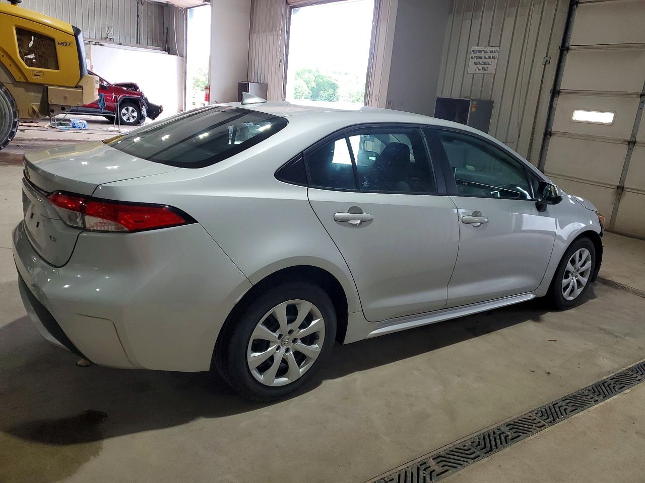 2021 Toyota Corolla Le Silver vin: 5YFEPMAE3MP220330