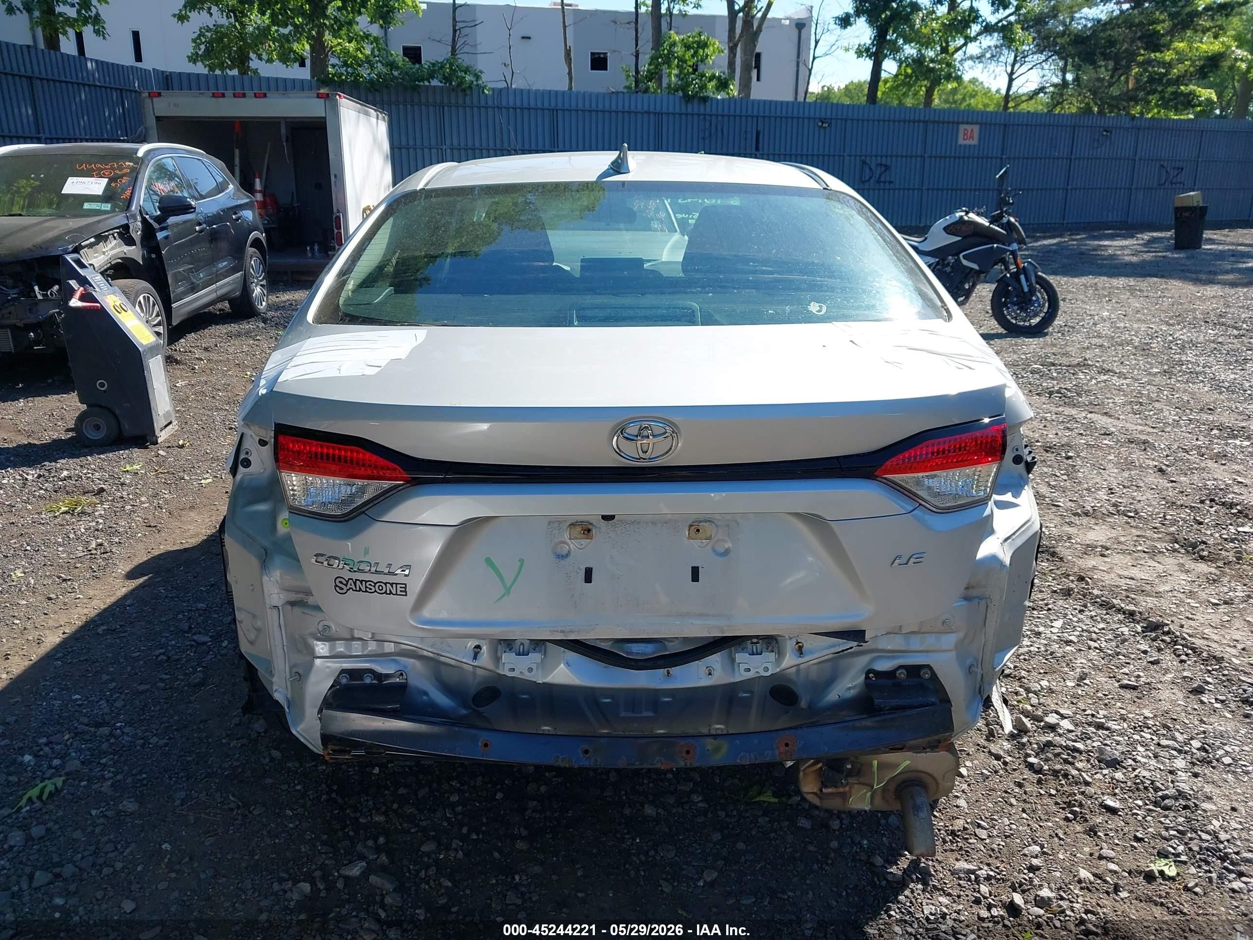 2022 Toyota Corolla Le Серебряный vin: 5YFEPMAE3NP299547