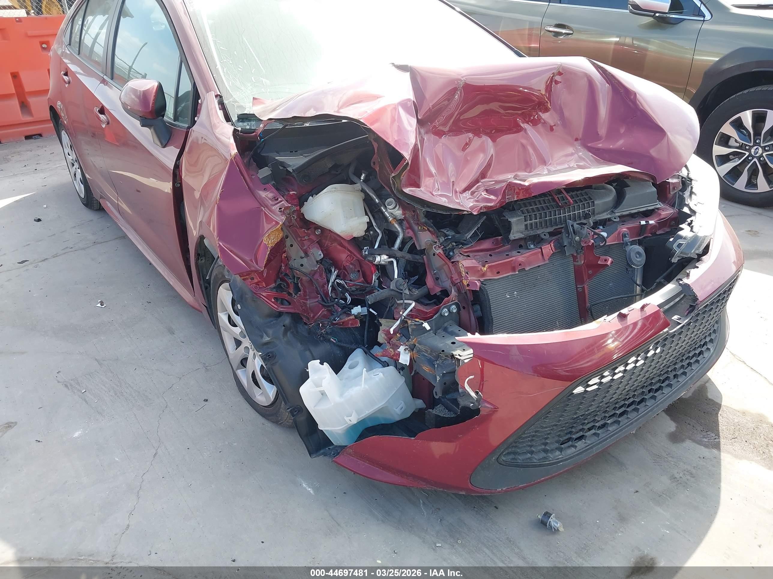 2022 Toyota Corolla Le Red vin: 5YFEPMAE3NP321689