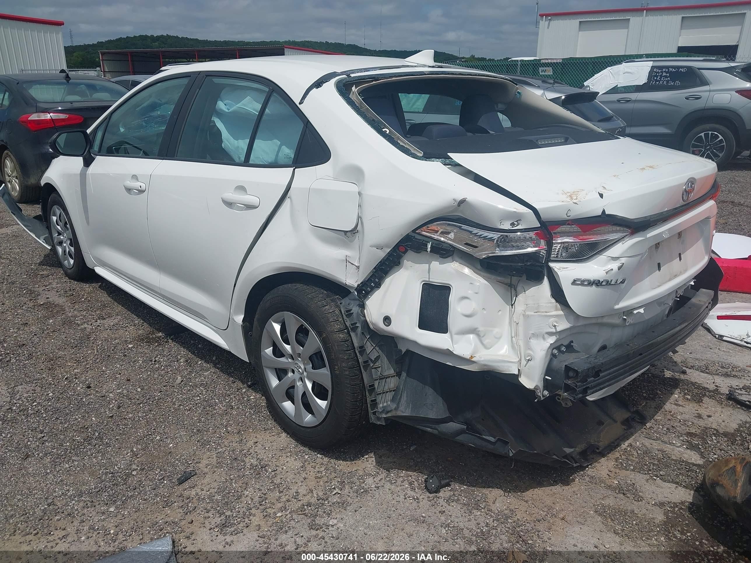 2021 Toyota Corolla Le White vin: 5YFEPMAE4MP252090