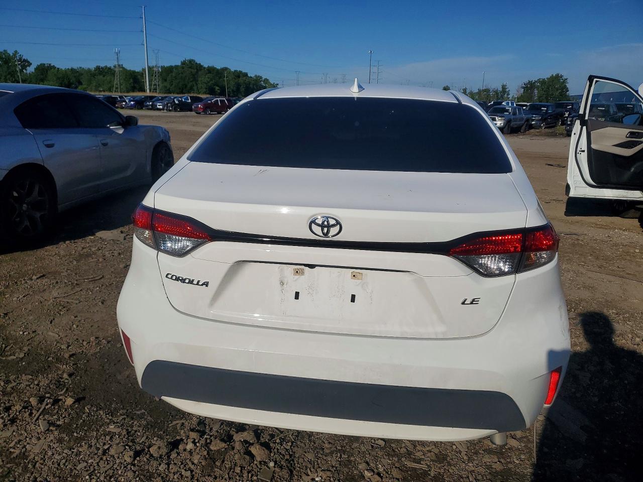 2021 Toyota Corolla Le White vin: 5YFEPMAE7MP232979