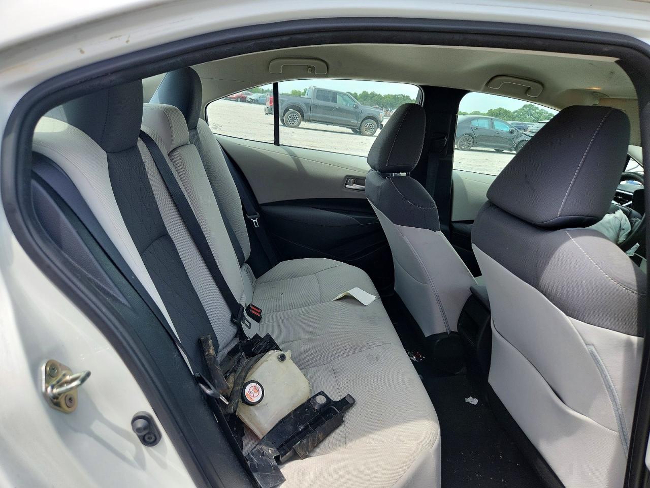 2020 Toyota Corolla Le White vin: 5YFEPRAE4LP051558