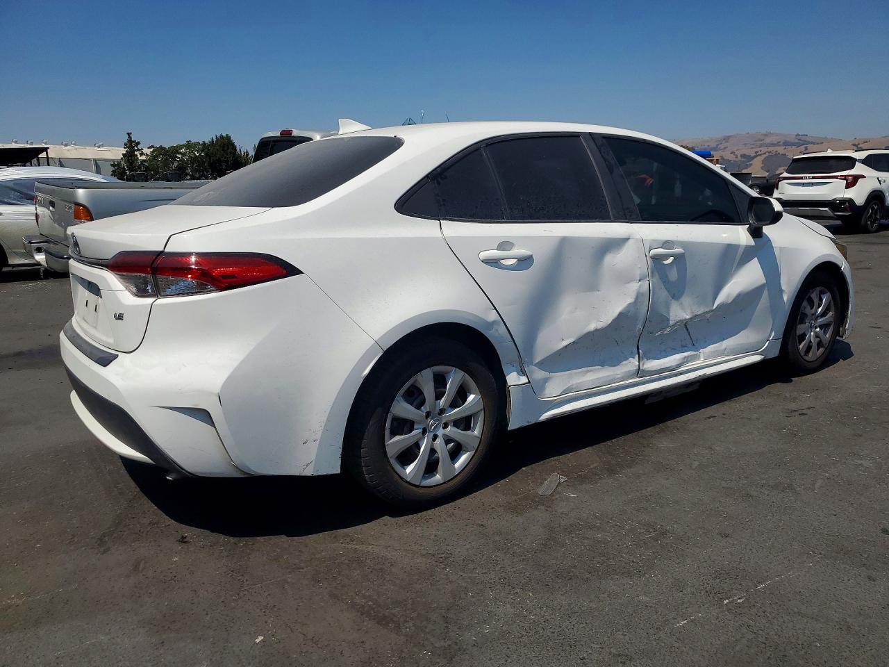 2020 Toyota Corolla Le White vin: 5YFEPRAE4LP123908