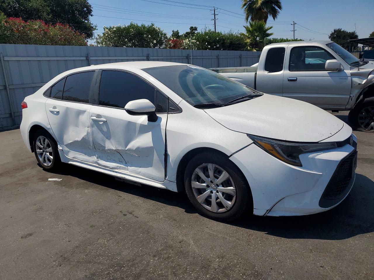 2020 Toyota Corolla Le White vin: 5YFEPRAE4LP123908