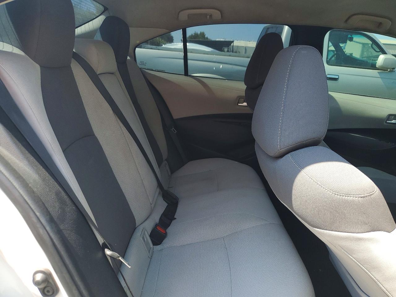 2020 Toyota Corolla Le White vin: 5YFEPRAE4LP123908