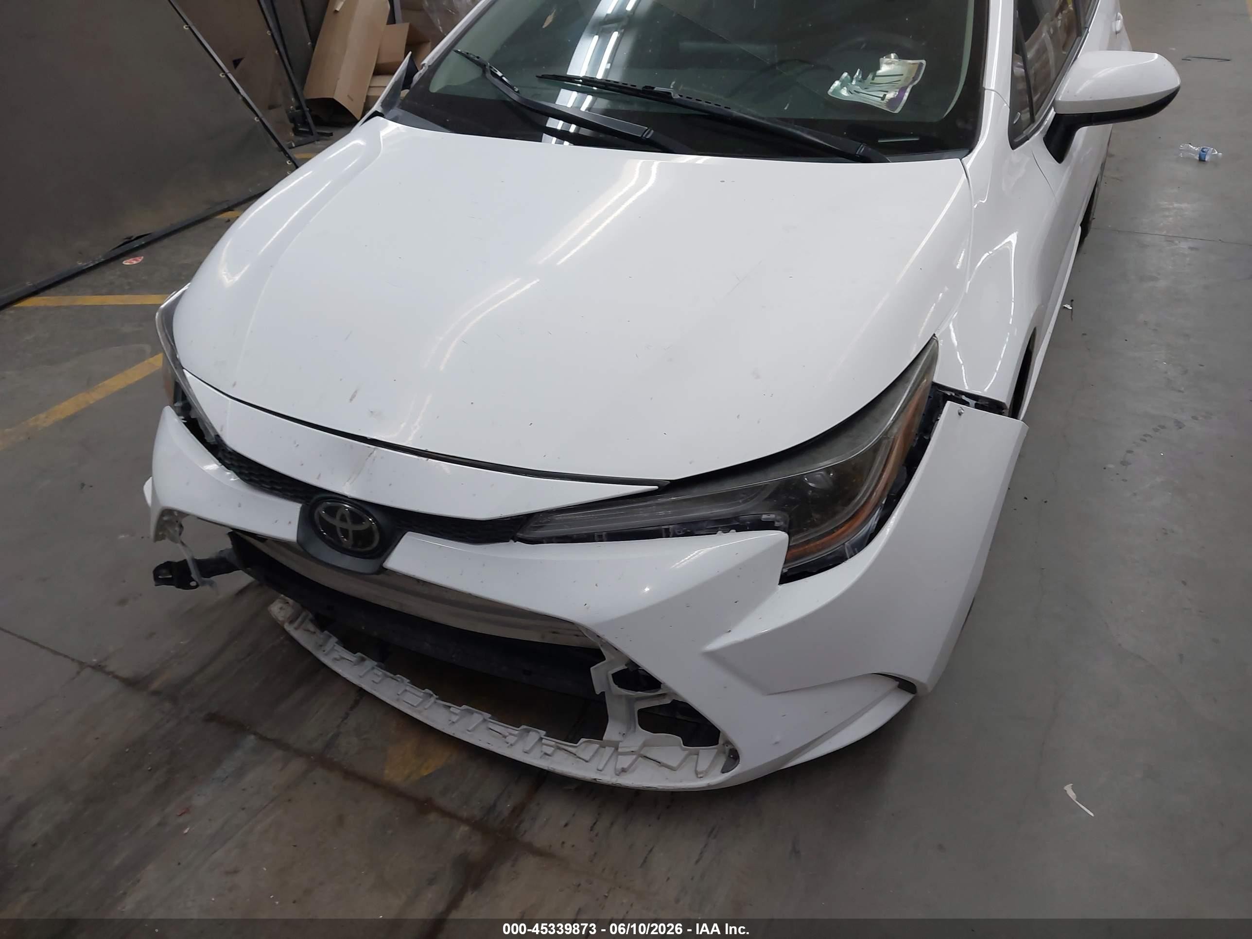 2020 Toyota Corolla Le White vin: 5YFEPRAE6LP024099