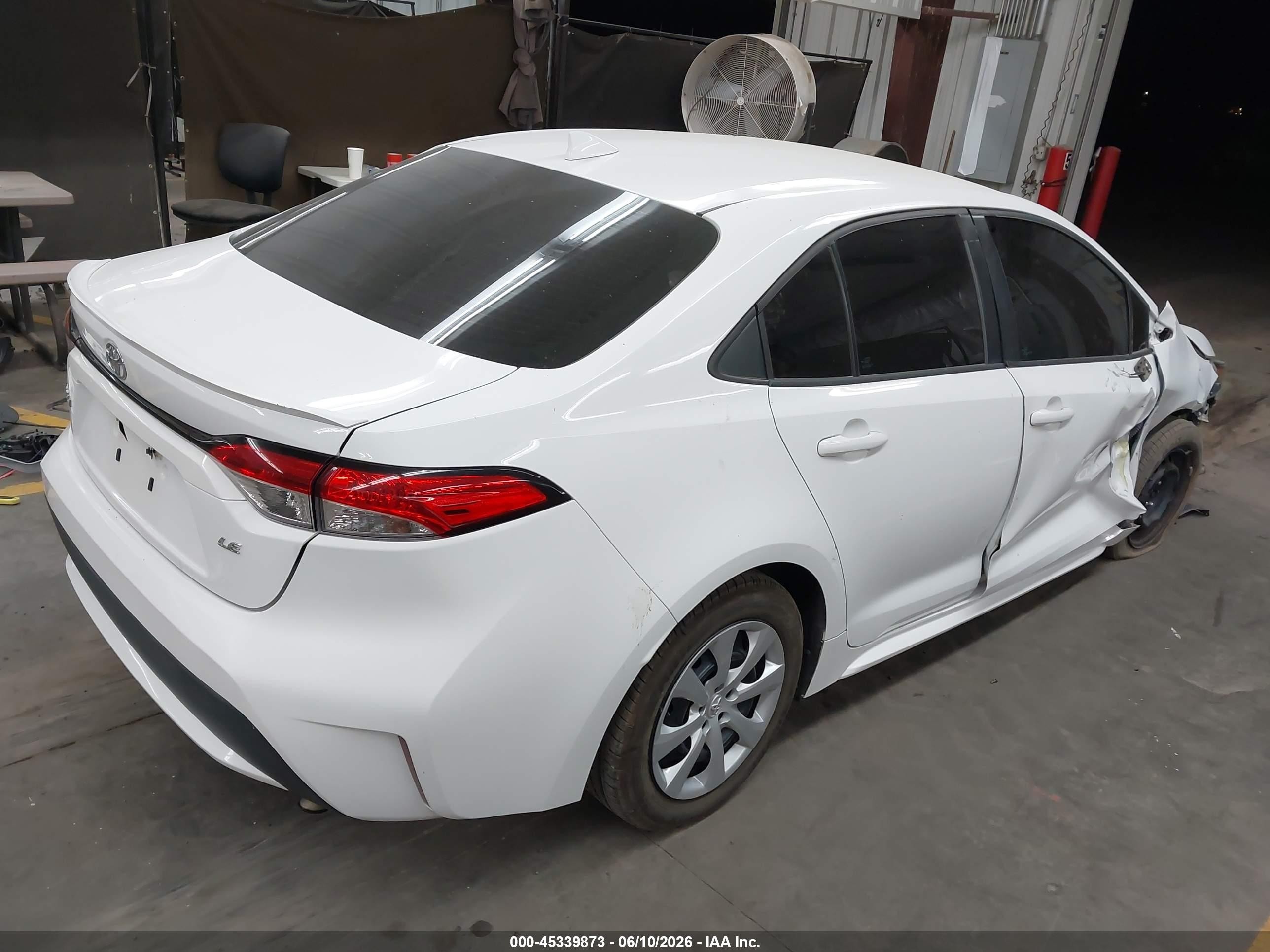 2020 Toyota Corolla Le White vin: 5YFEPRAE6LP024099