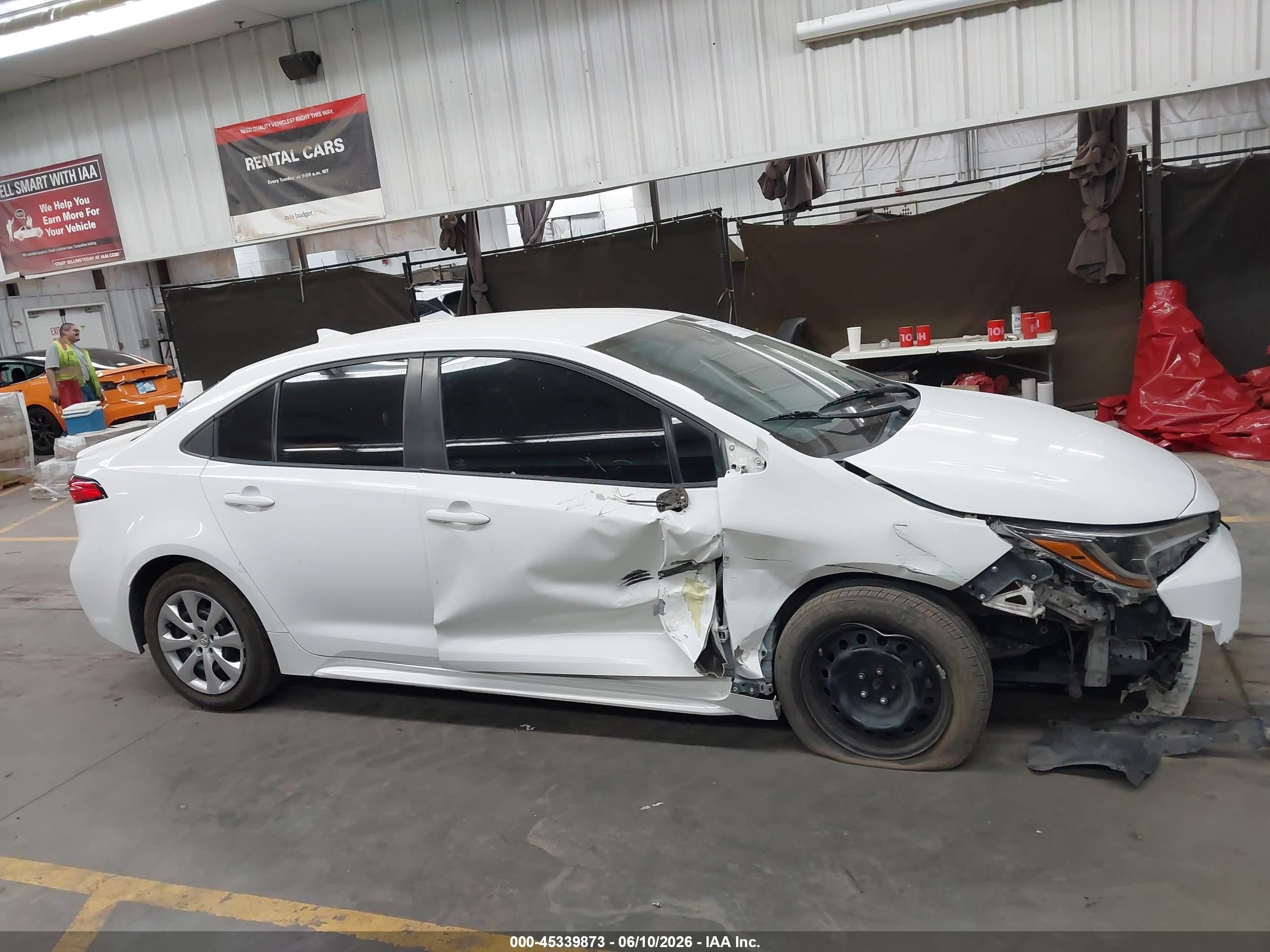 2020 Toyota Corolla Le White vin: 5YFEPRAE6LP024099