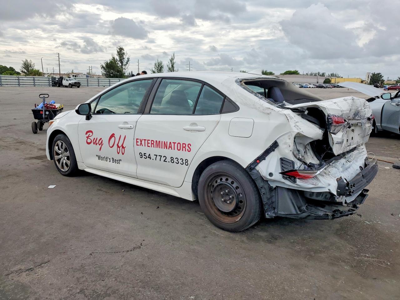 2020 Toyota Corolla Le White vin: 5YFEPRAE8LP091836