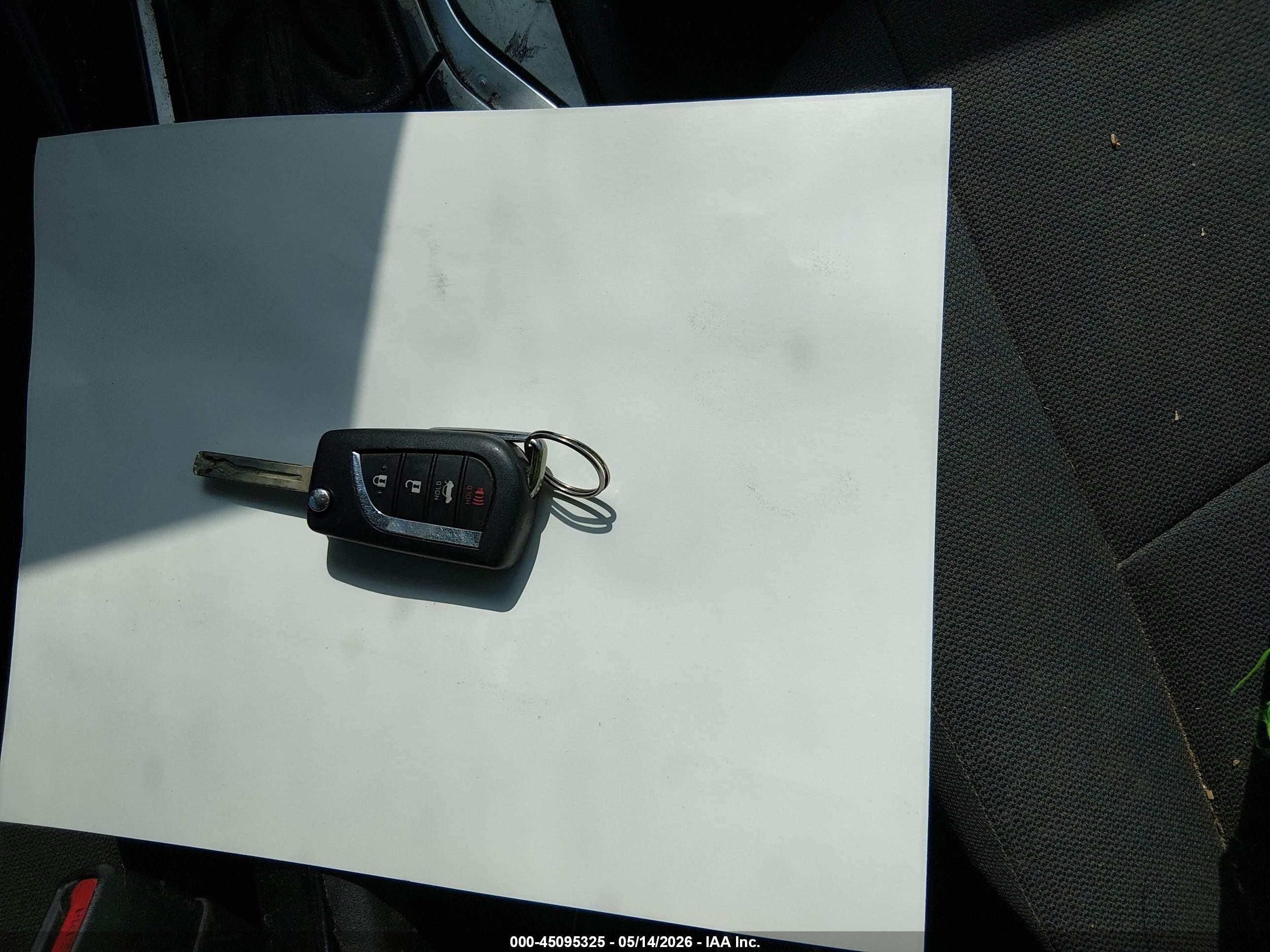 2020 Toyota Corolla Le White vin: 5YFEPRAEXLP070390
