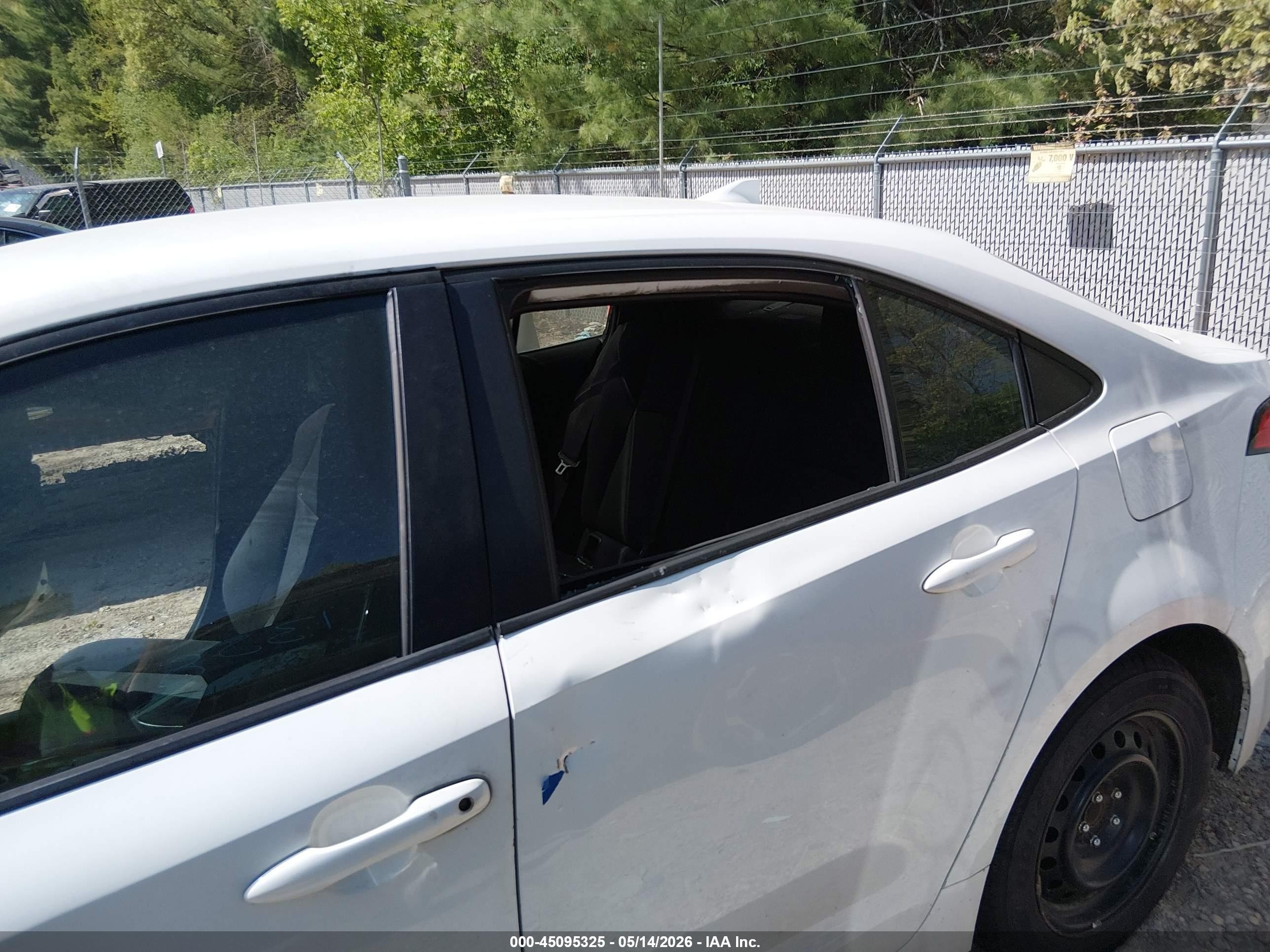 2020 Toyota Corolla Le White vin: 5YFEPRAEXLP070390