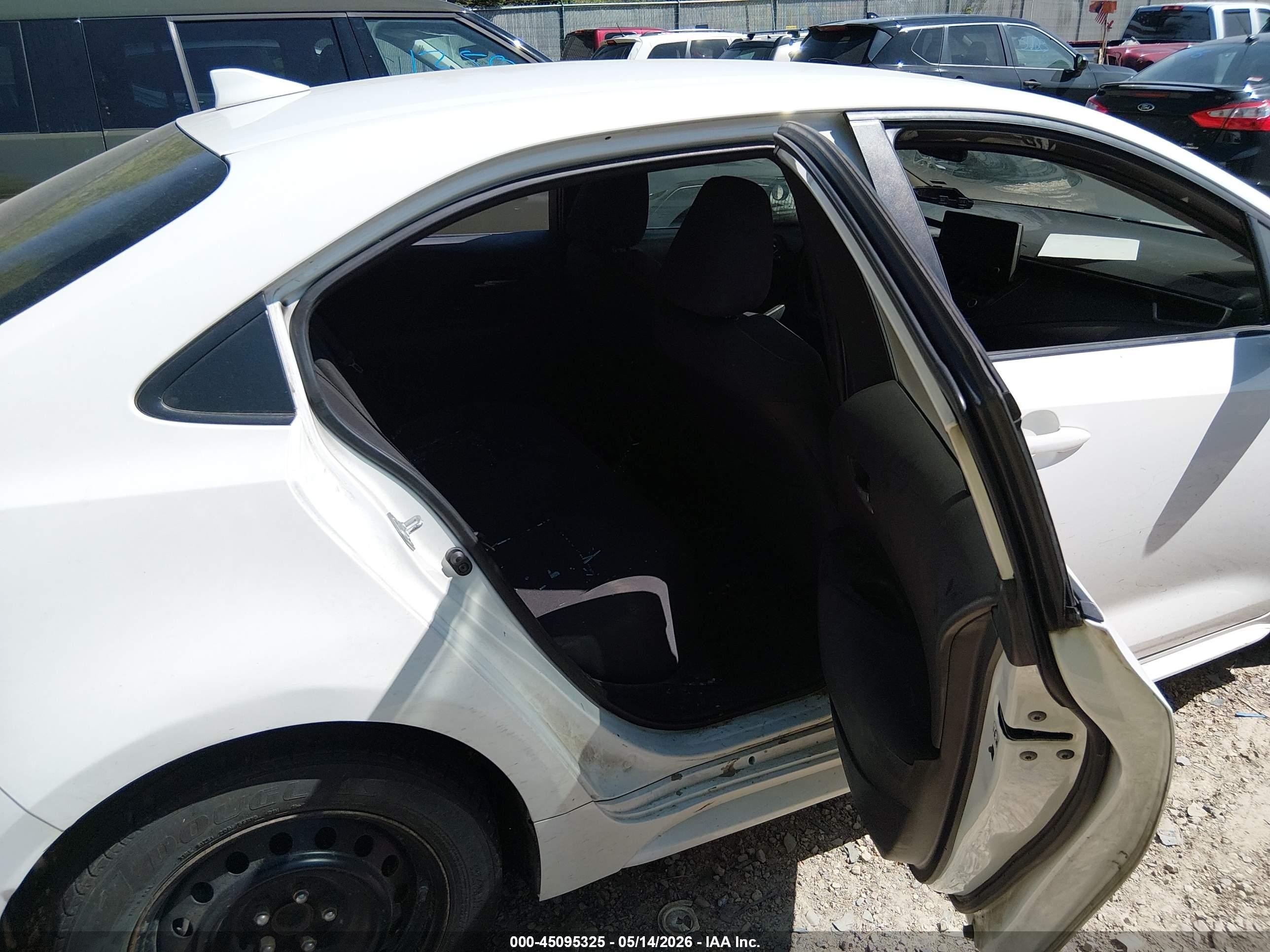 2020 Toyota Corolla Le White vin: 5YFEPRAEXLP070390
