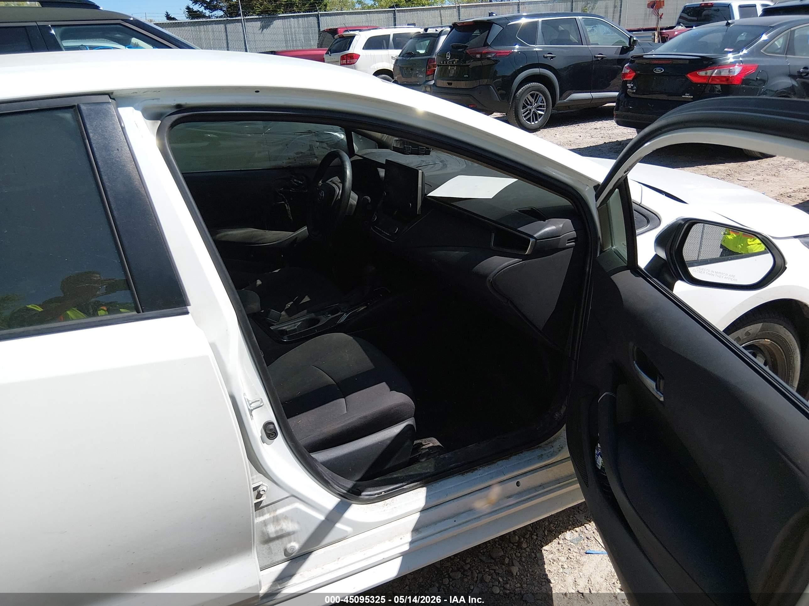 2020 Toyota Corolla Le White vin: 5YFEPRAEXLP070390