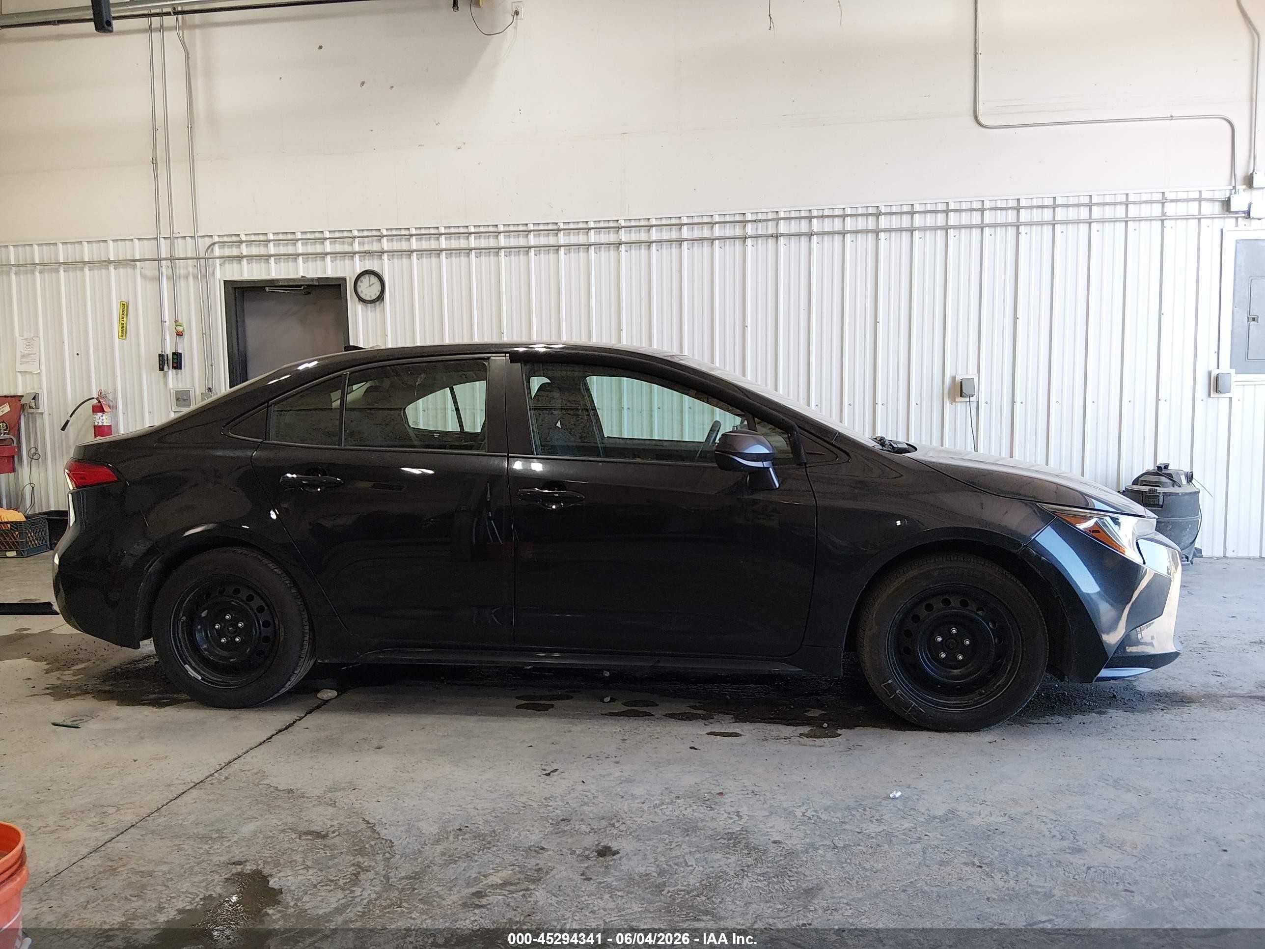 2020 Toyota Corolla Le Black vin: 5YFEPRAEXLP122679