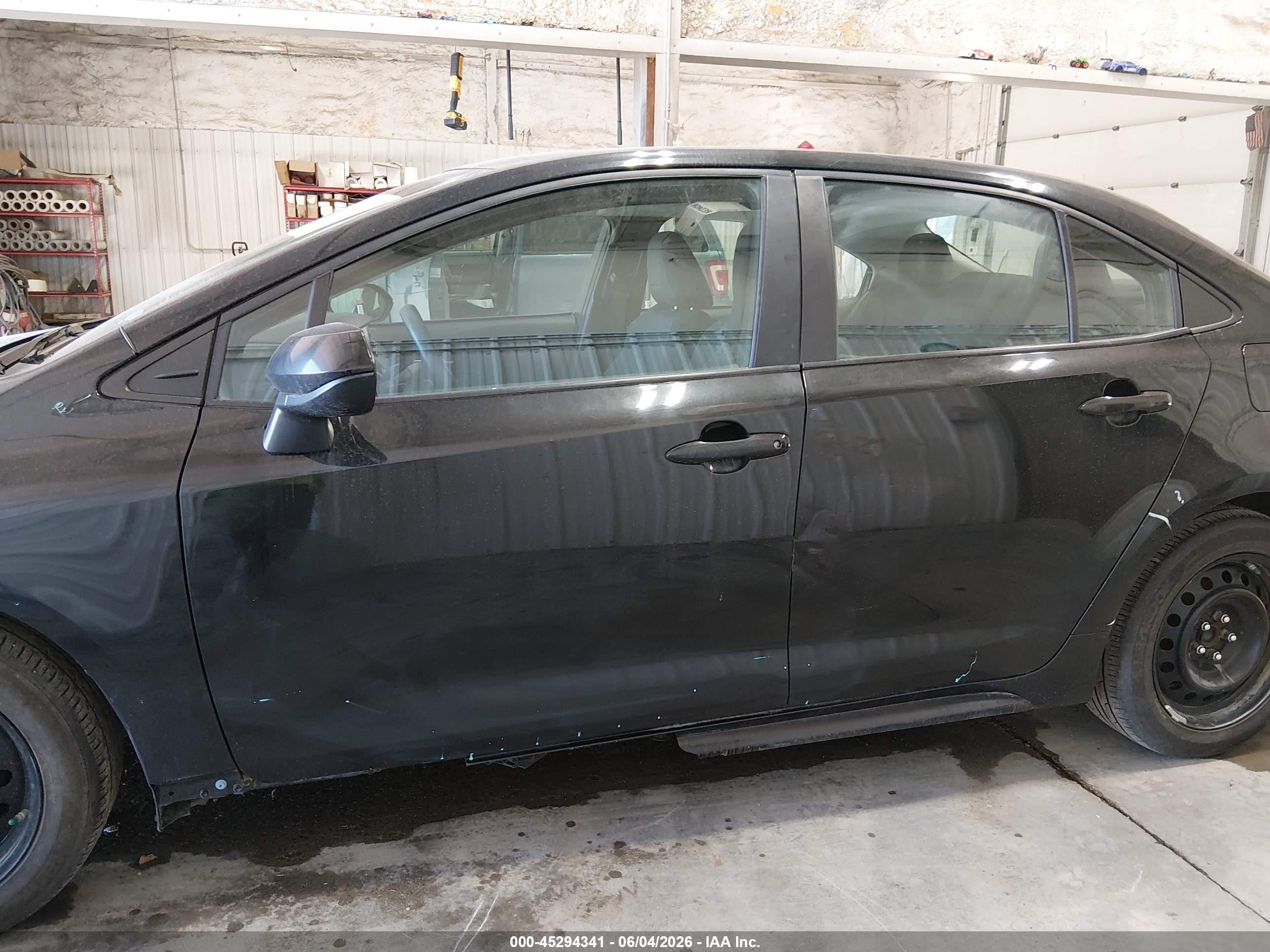 2020 Toyota Corolla Le Black vin: 5YFEPRAEXLP122679