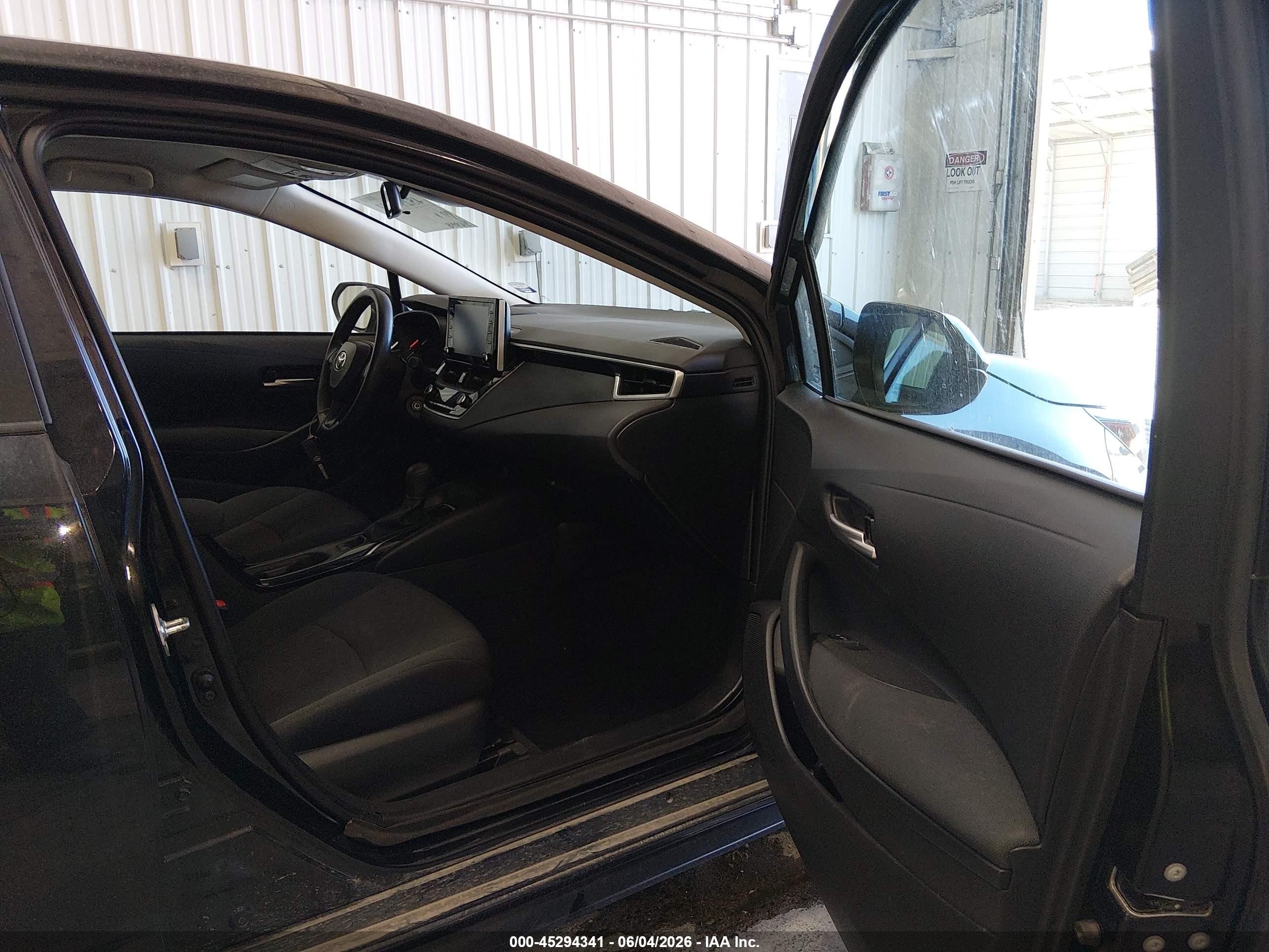 2020 Toyota Corolla Le Black vin: 5YFEPRAEXLP122679