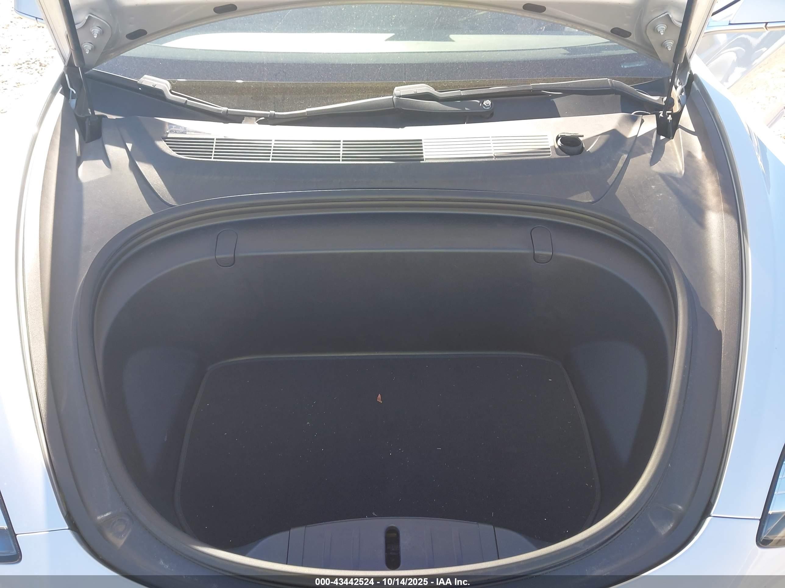 2018 Tesla Model 3 Long Range/mid Range Серебряный vin: 5YJ3E1EA9JF048637