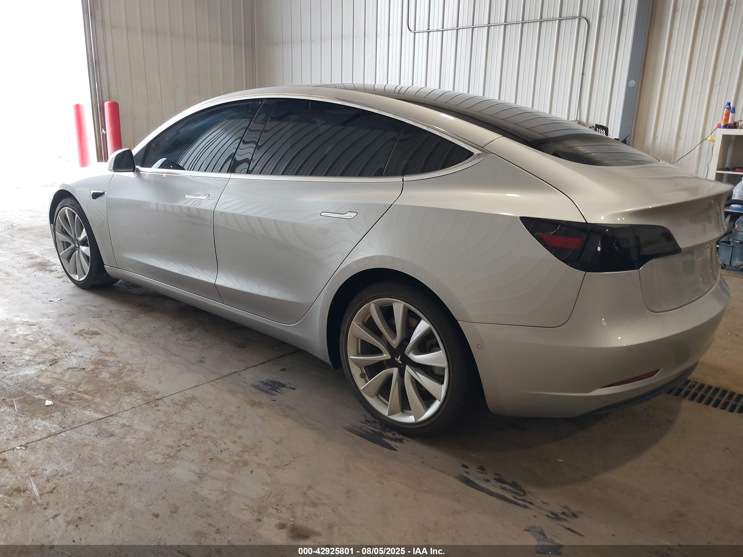 2018 Tesla Model 3 Long Range/performance Серебряный vin: 5YJ3E1EB0JF069157
