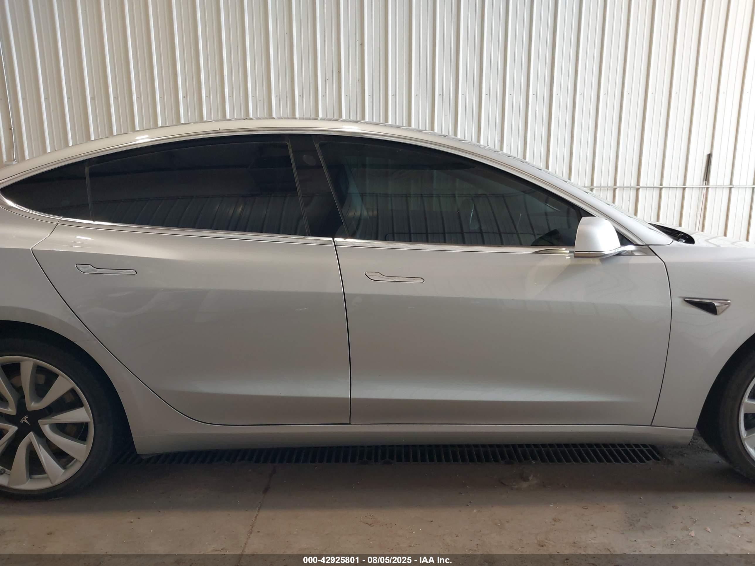 2018 Tesla Model 3 Long Range/performance Серебряный vin: 5YJ3E1EB0JF069157