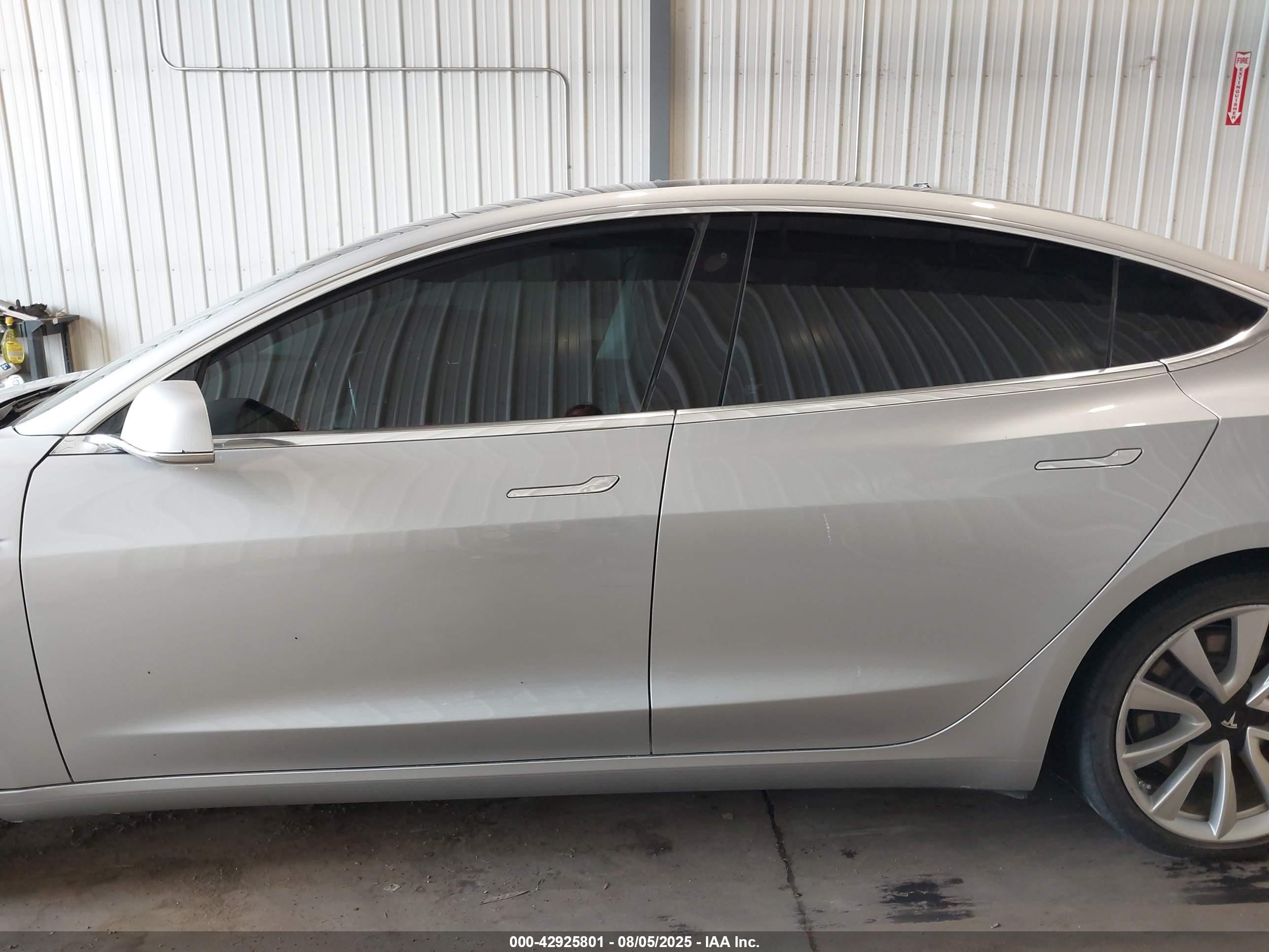 2018 Tesla Model 3 Long Range/performance Серебряный vin: 5YJ3E1EB0JF069157