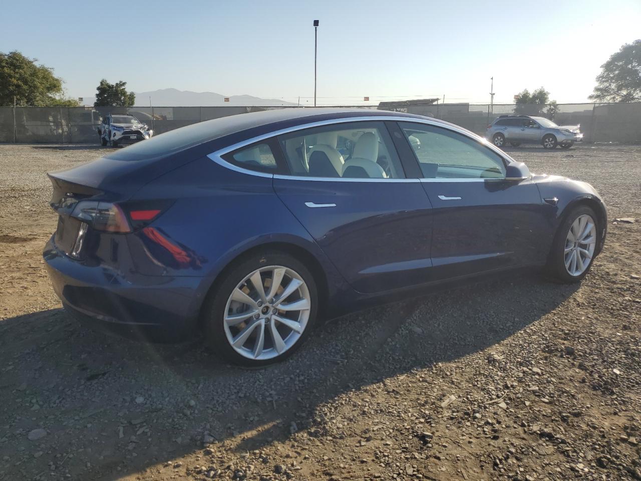 2018 Tesla Model 3 Синий vin: 5YJ3E1EB1JF135408