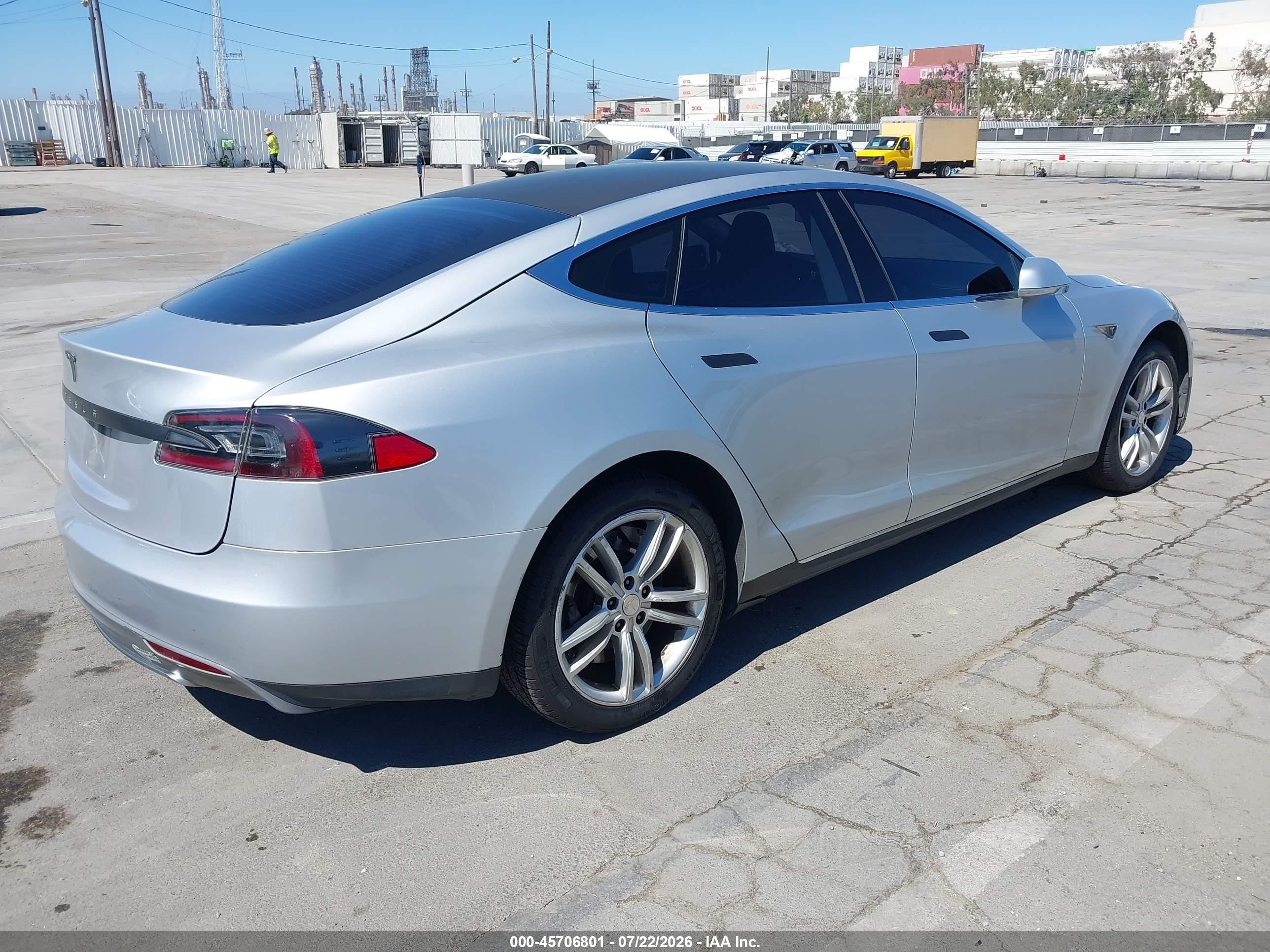 2013 Tesla Model S   Silver vin: 5YJSA1AC7DFP10802