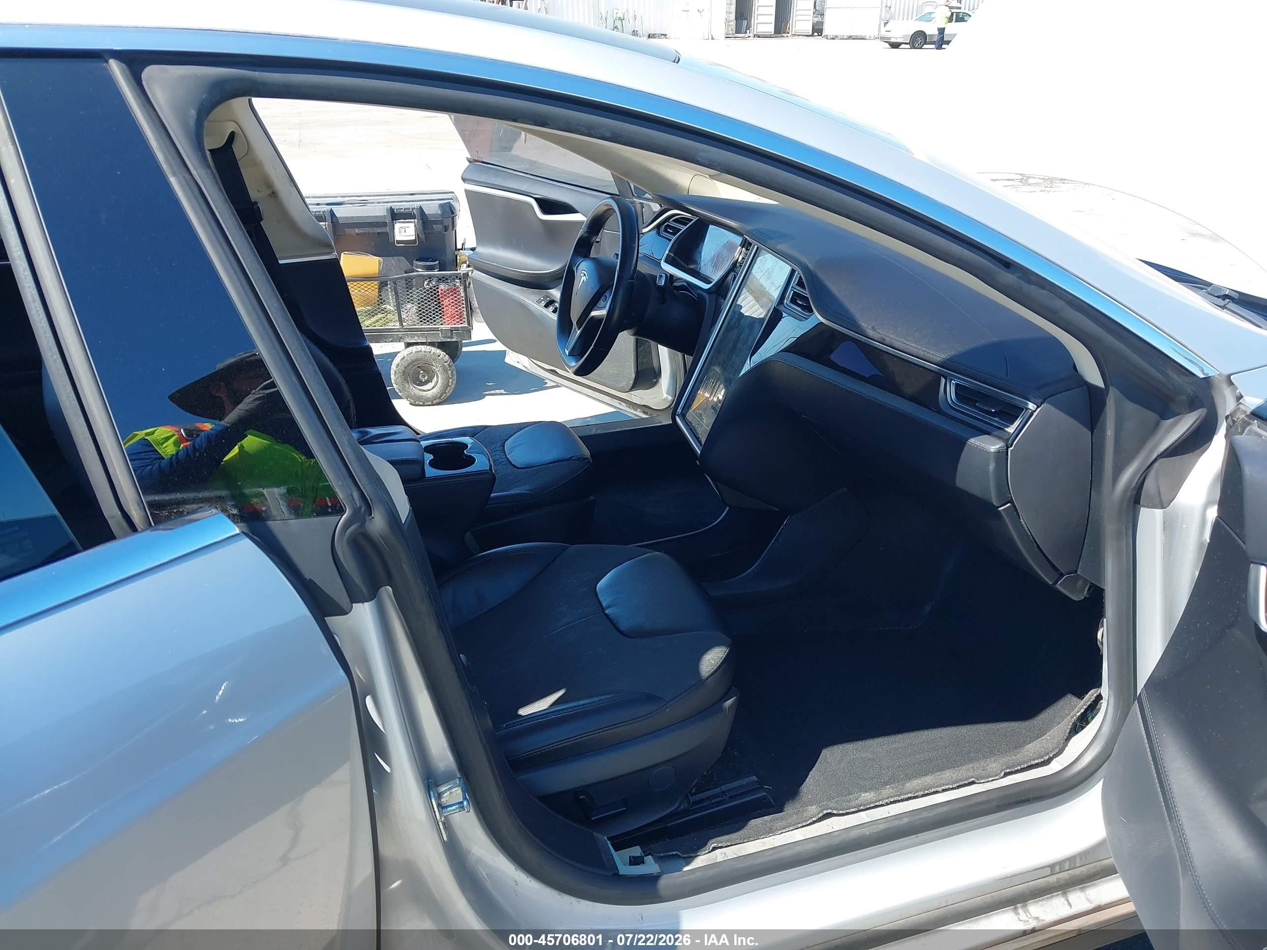 2013 Tesla Model S   Silver vin: 5YJSA1AC7DFP10802