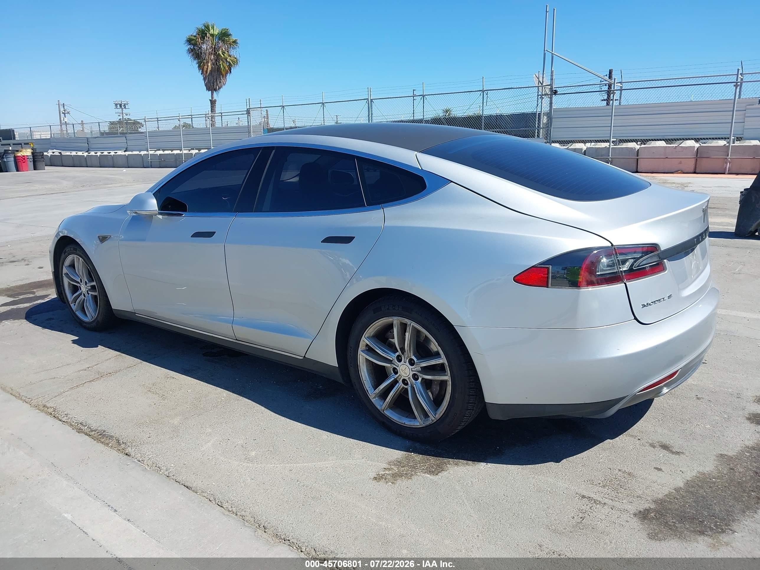 2013 Tesla Model S   Silver vin: 5YJSA1AC7DFP10802