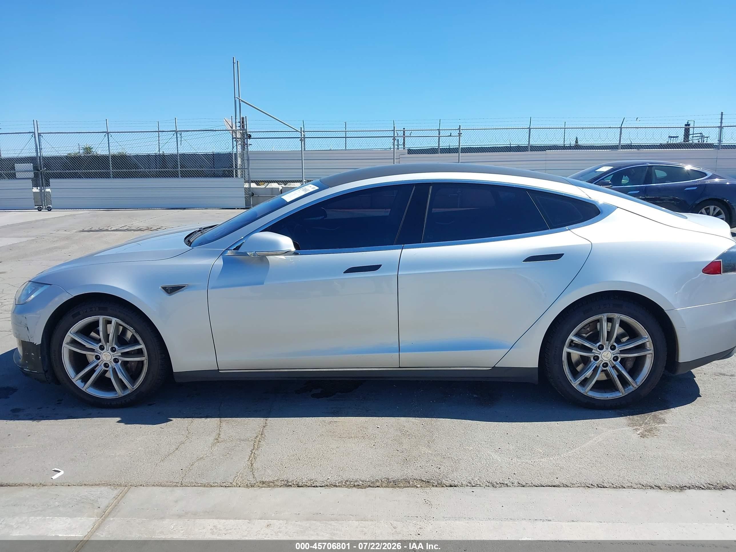 2013 Tesla Model S   Silver vin: 5YJSA1AC7DFP10802