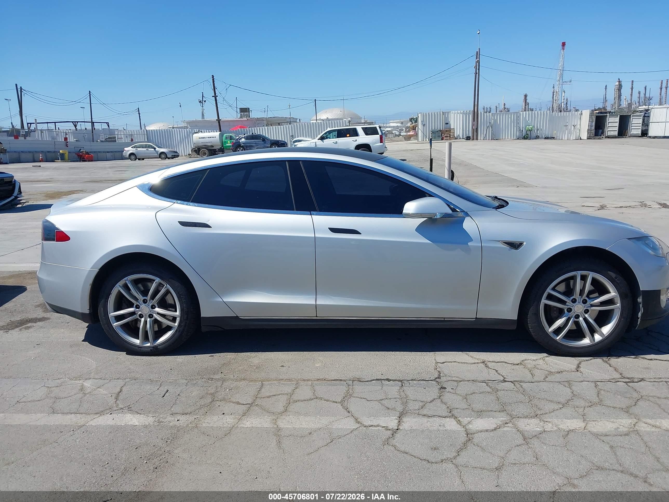 2013 Tesla Model S   Silver vin: 5YJSA1AC7DFP10802