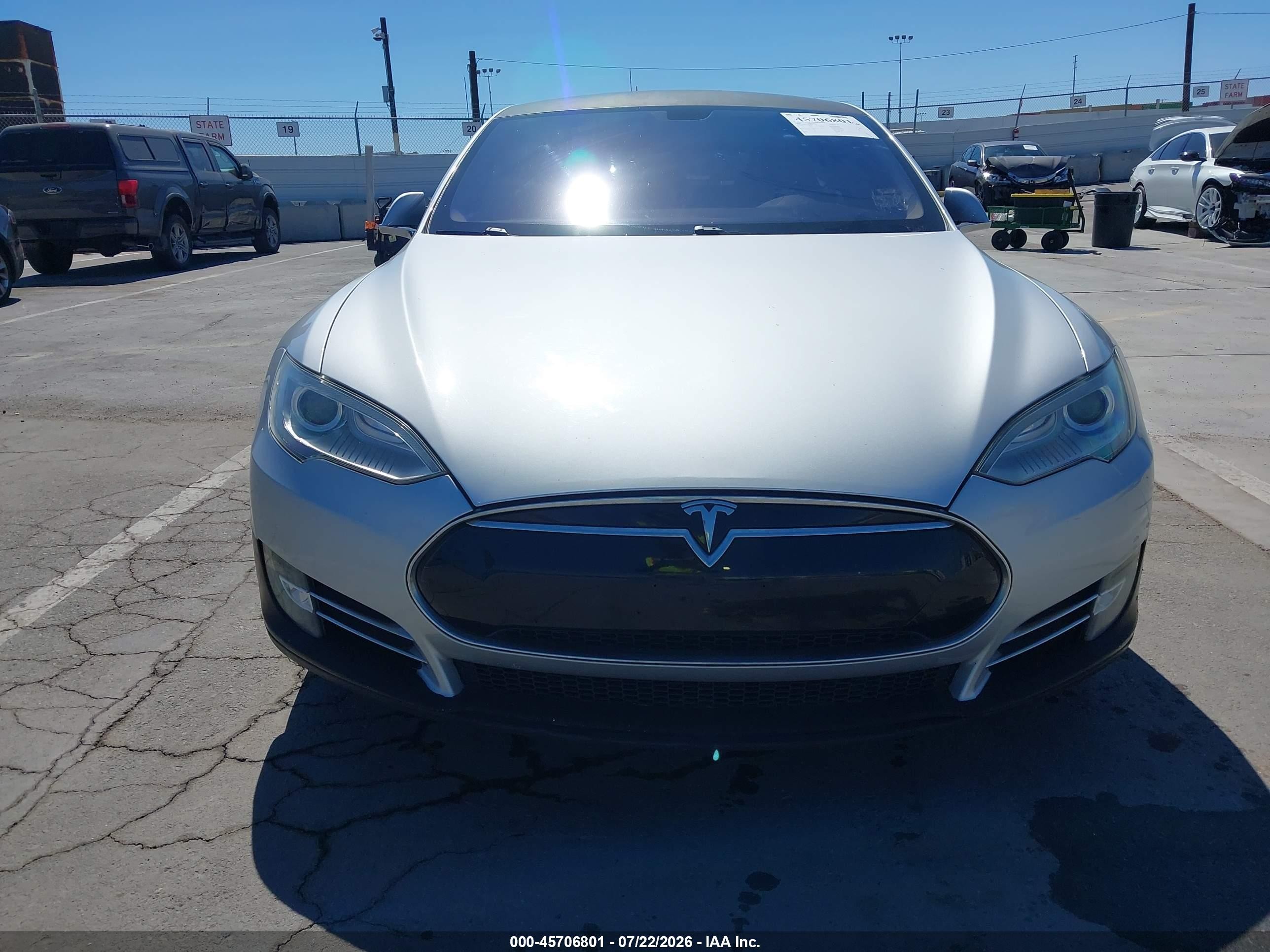 2013 Tesla Model S   Silver vin: 5YJSA1AC7DFP10802