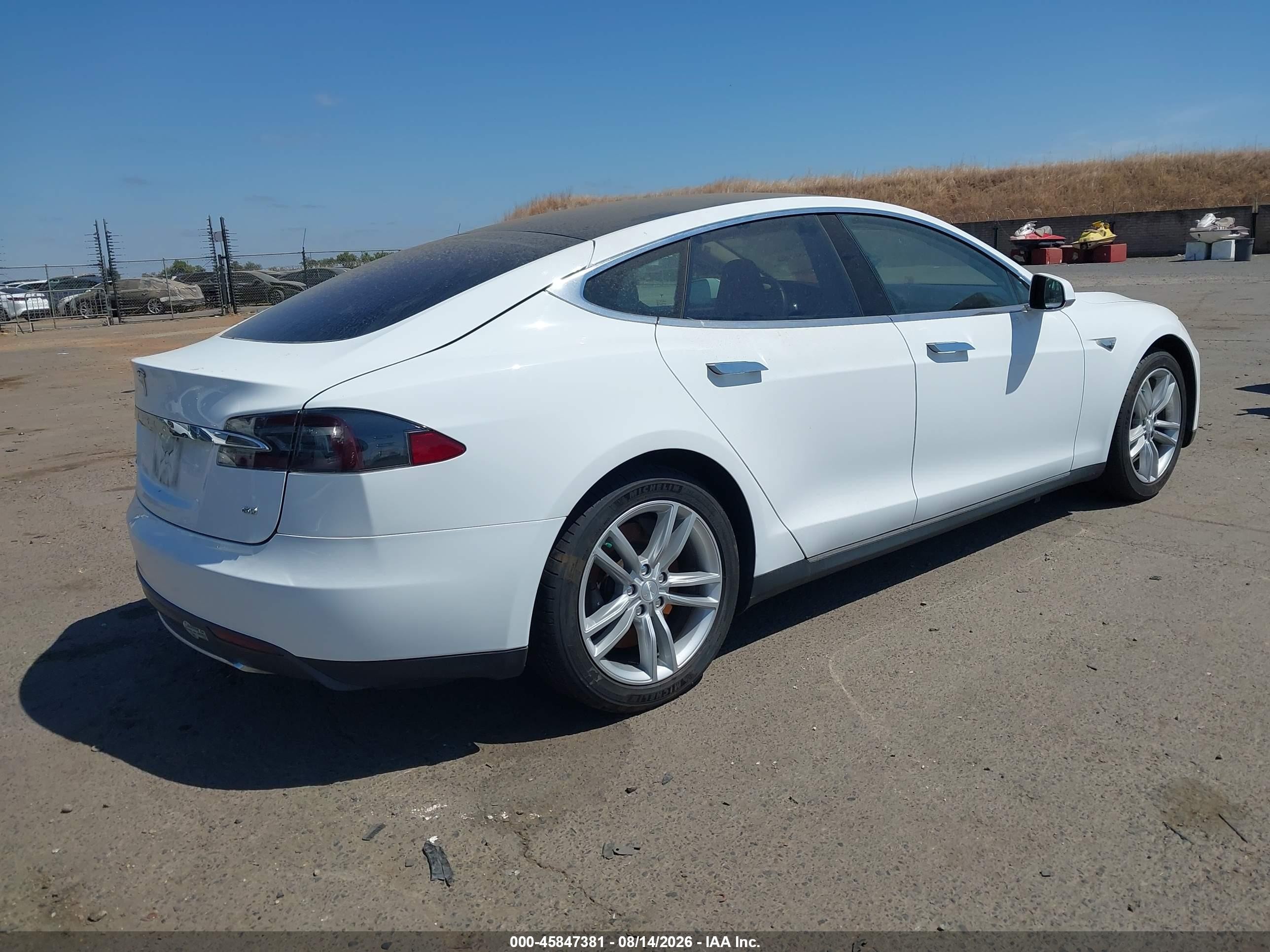 2013 Tesla Model S   White vin: 5YJSA1AG9DFP13414