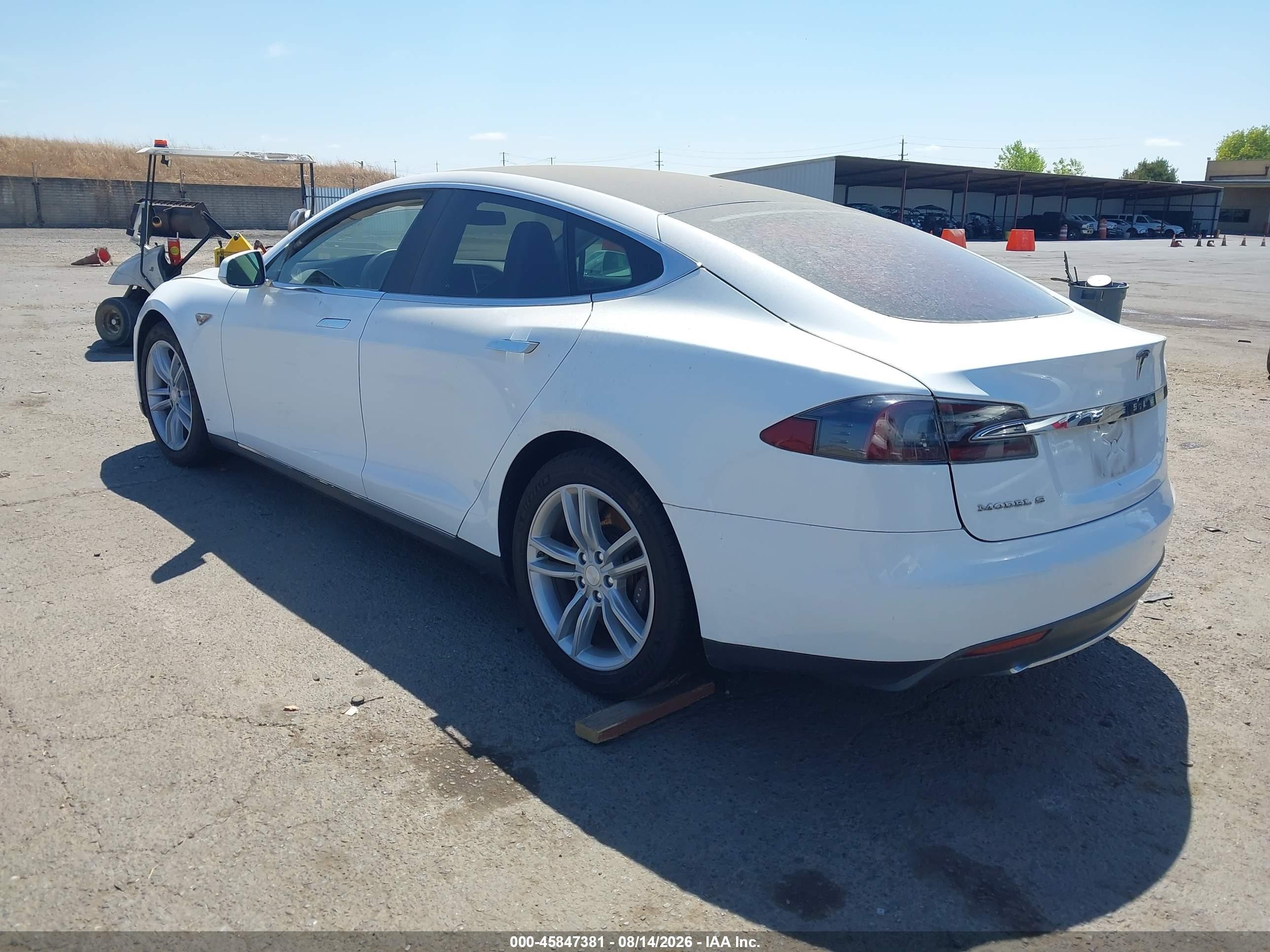 2013 Tesla Model S   White vin: 5YJSA1AG9DFP13414