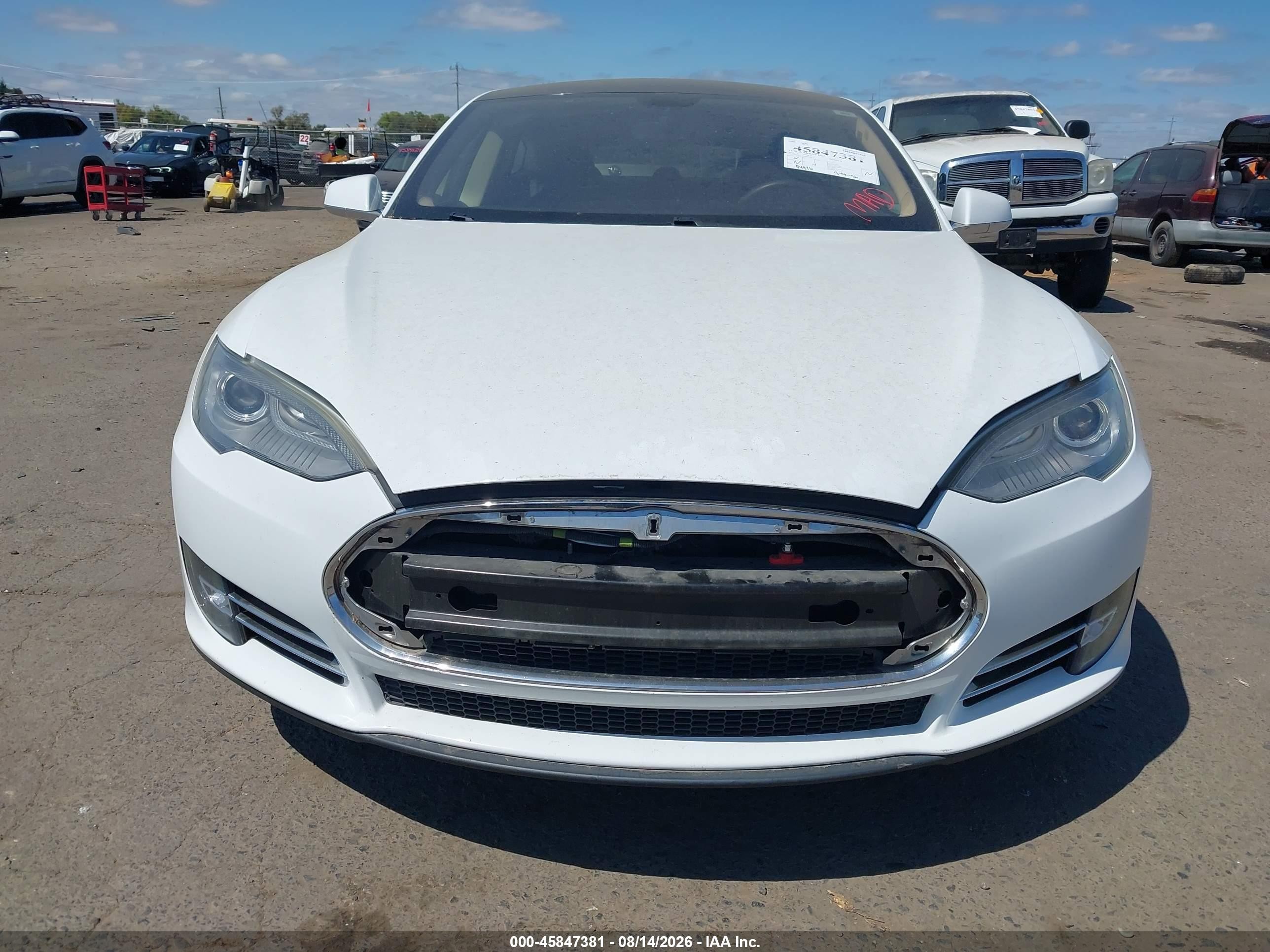 2013 Tesla Model S   White vin: 5YJSA1AG9DFP13414