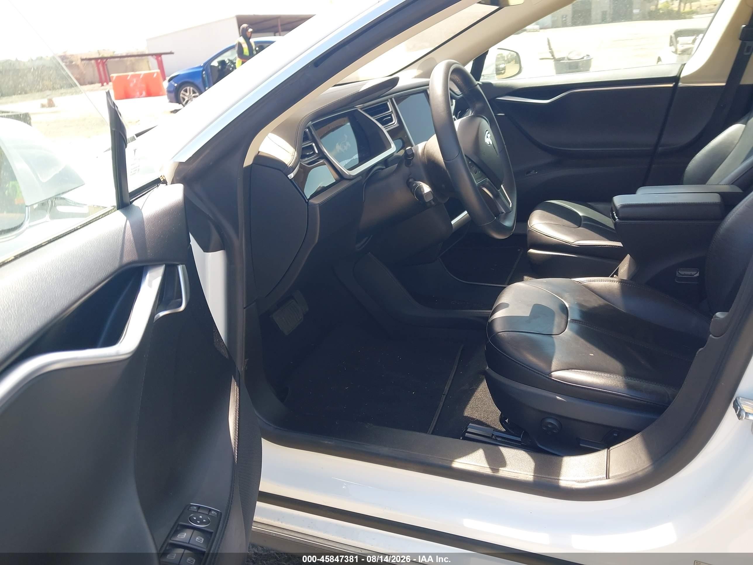 2013 Tesla Model S   White vin: 5YJSA1AG9DFP13414