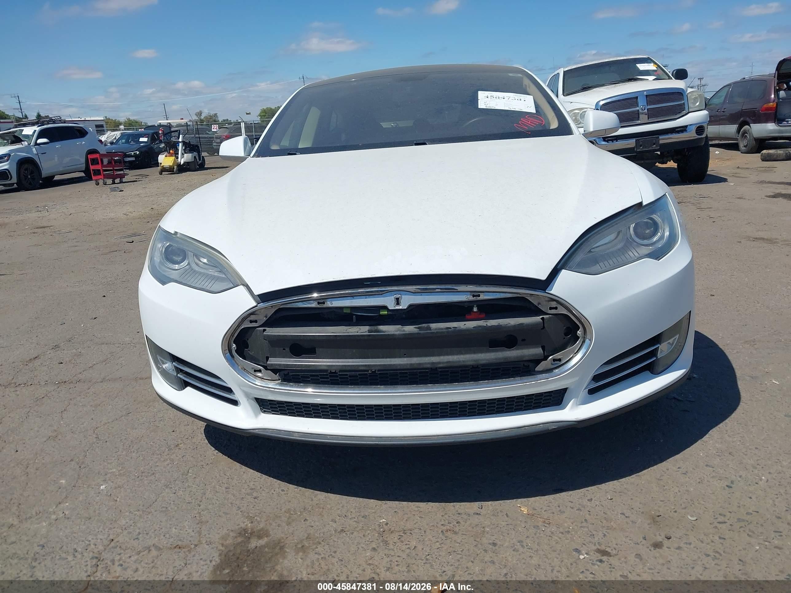 2013 Tesla Model S   White vin: 5YJSA1AG9DFP13414