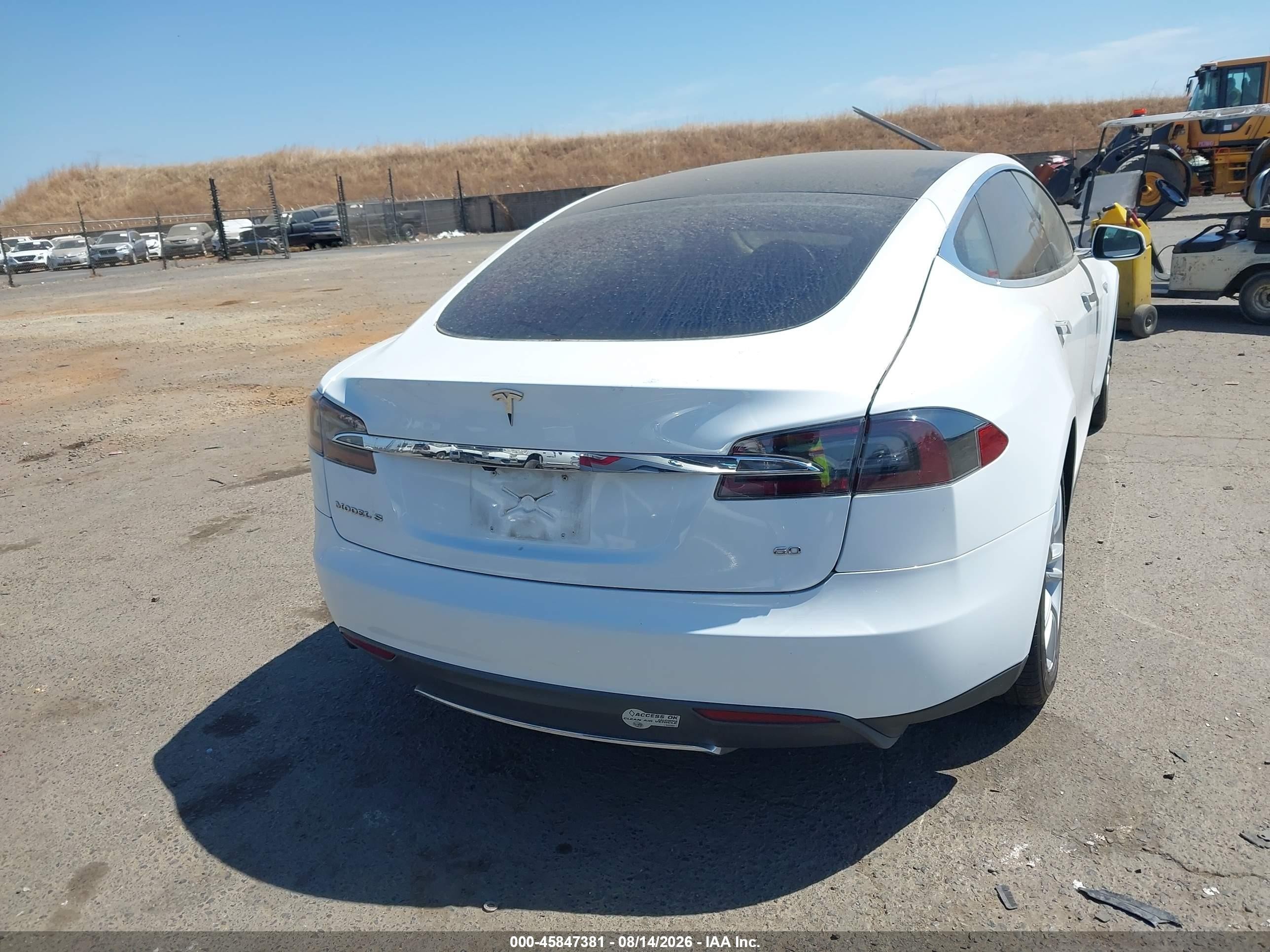 2013 Tesla Model S   White vin: 5YJSA1AG9DFP13414