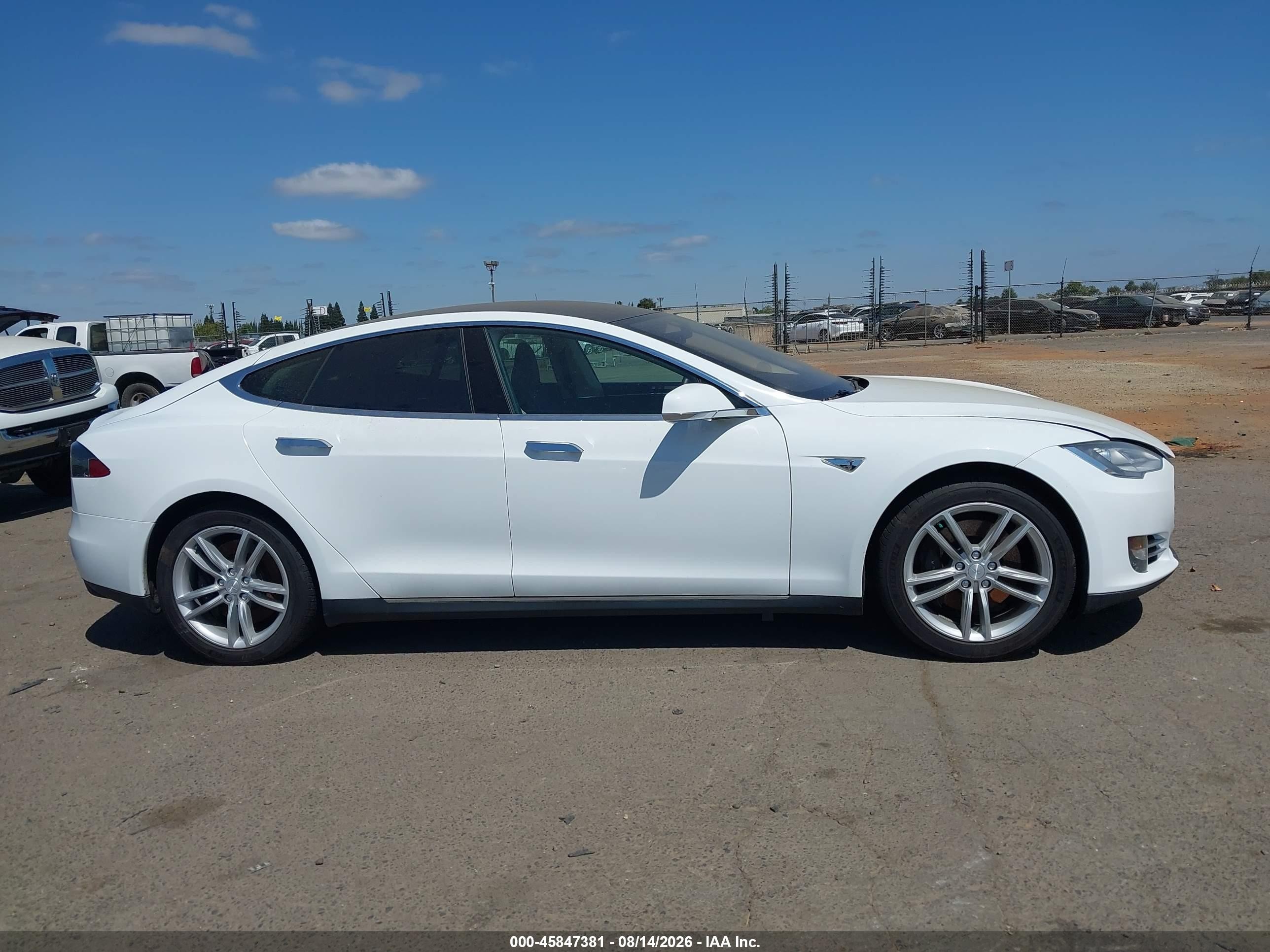 2013 Tesla Model S   White vin: 5YJSA1AG9DFP13414