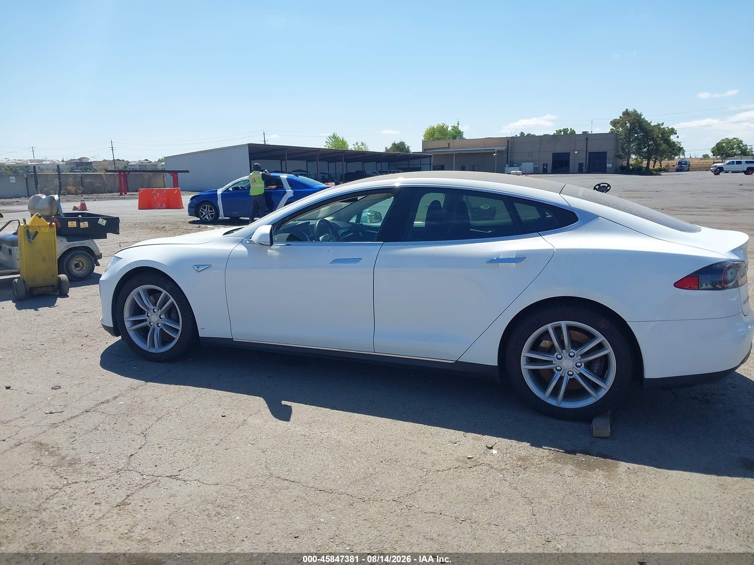 2013 Tesla Model S   White vin: 5YJSA1AG9DFP13414