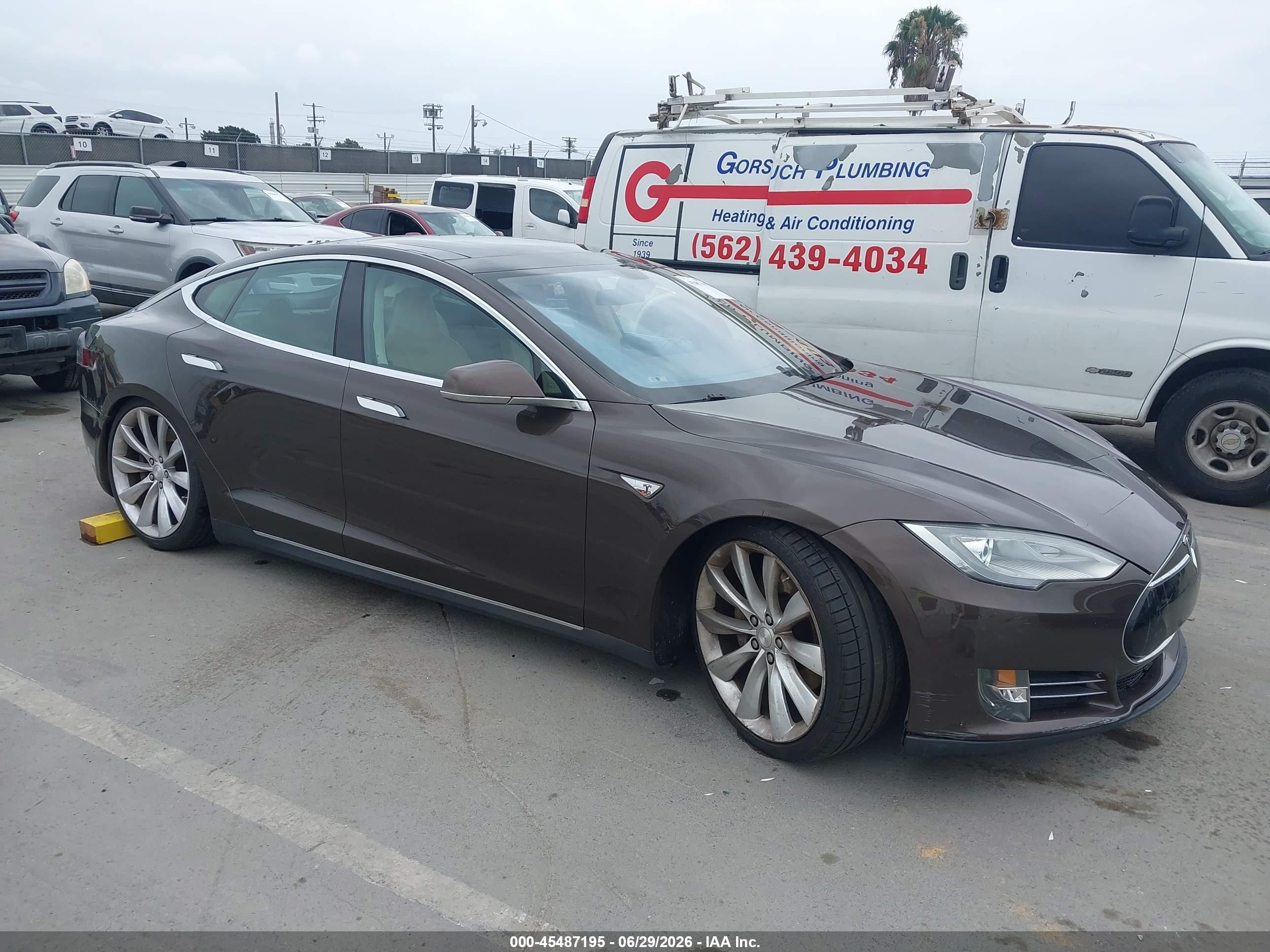2013 Tesla Model S   Brown vin: 5YJSA1BC8DFP10483