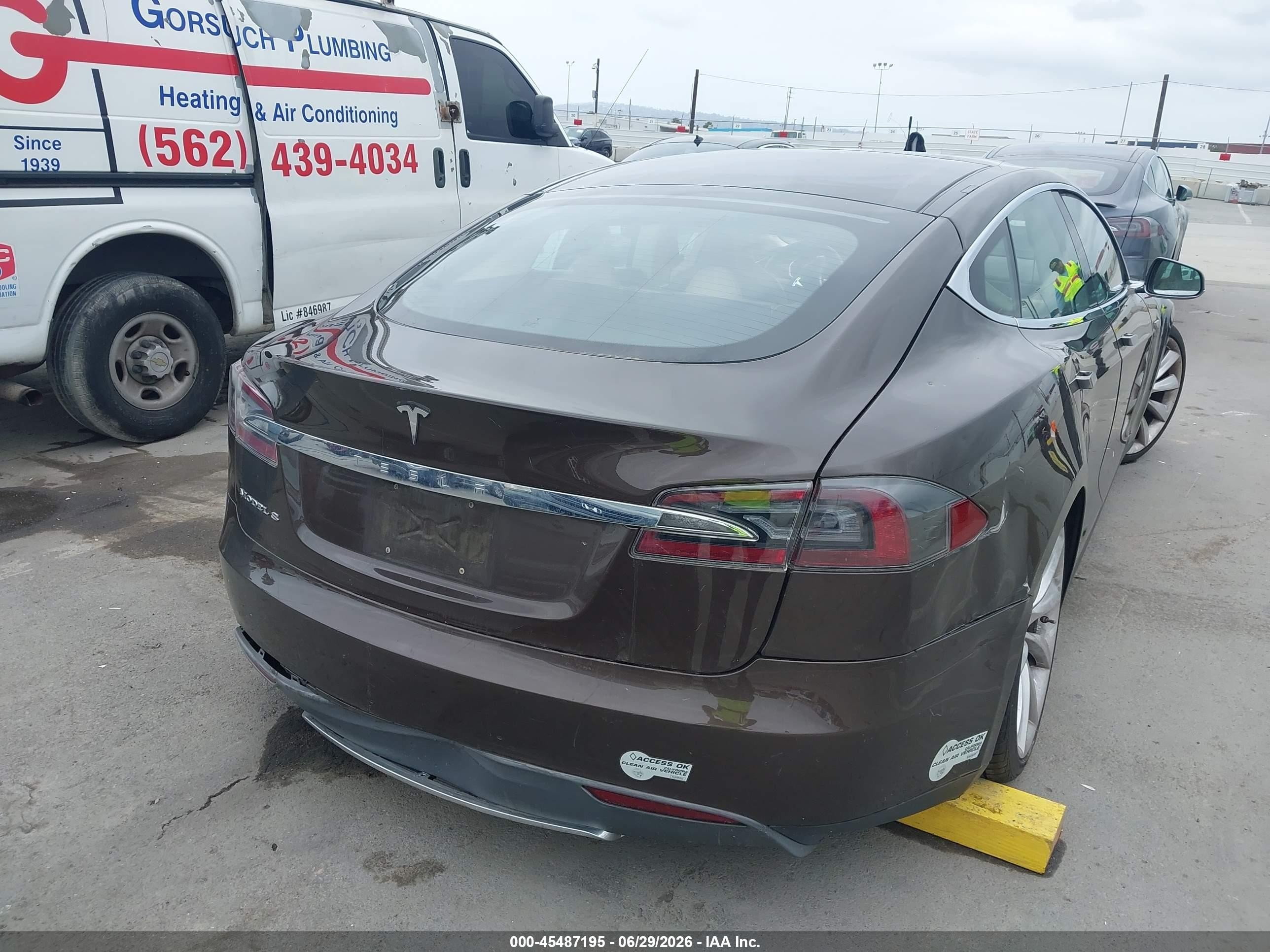 2013 Tesla Model S   Brown vin: 5YJSA1BC8DFP10483