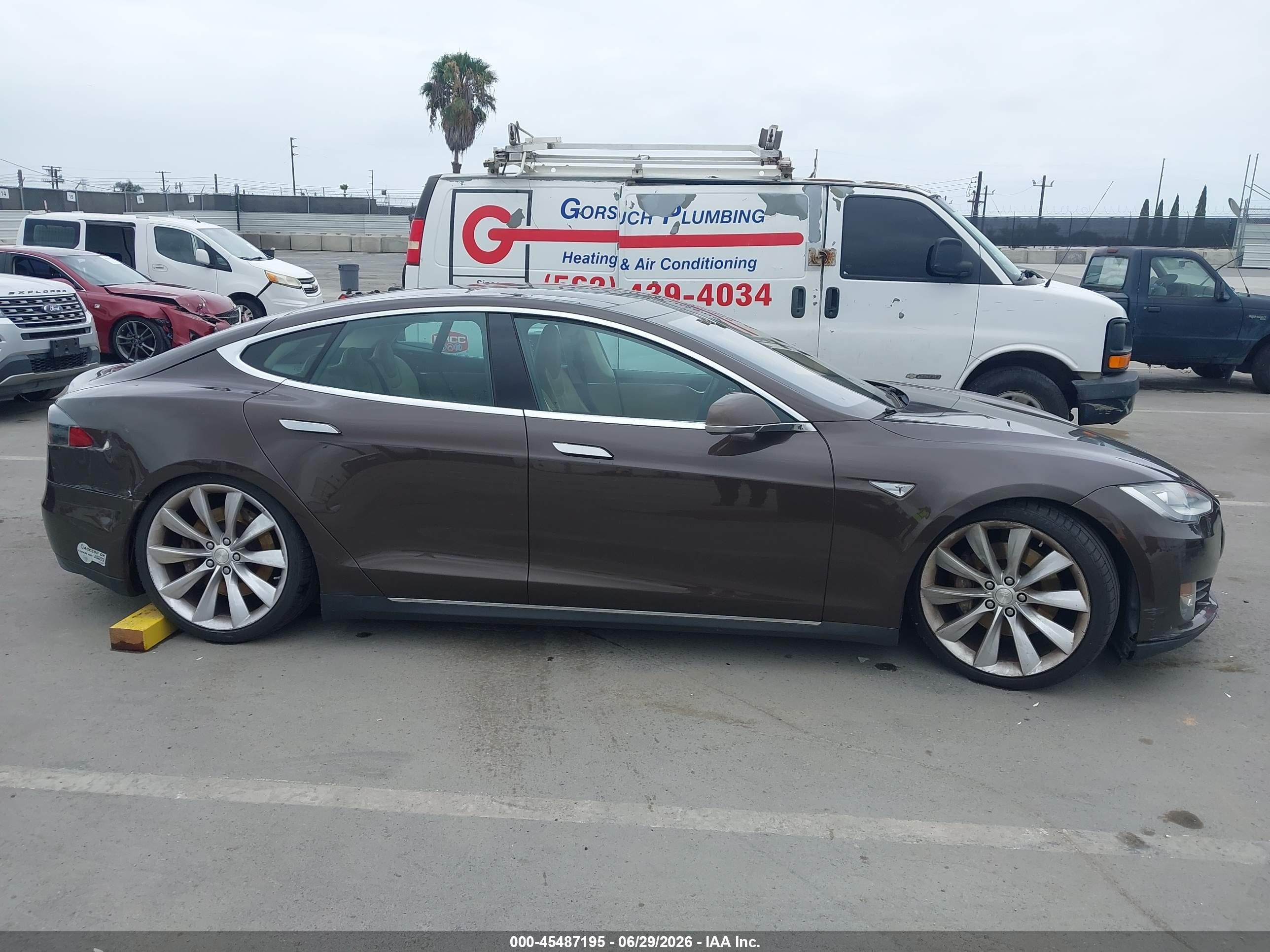 2013 Tesla Model S   Brown vin: 5YJSA1BC8DFP10483