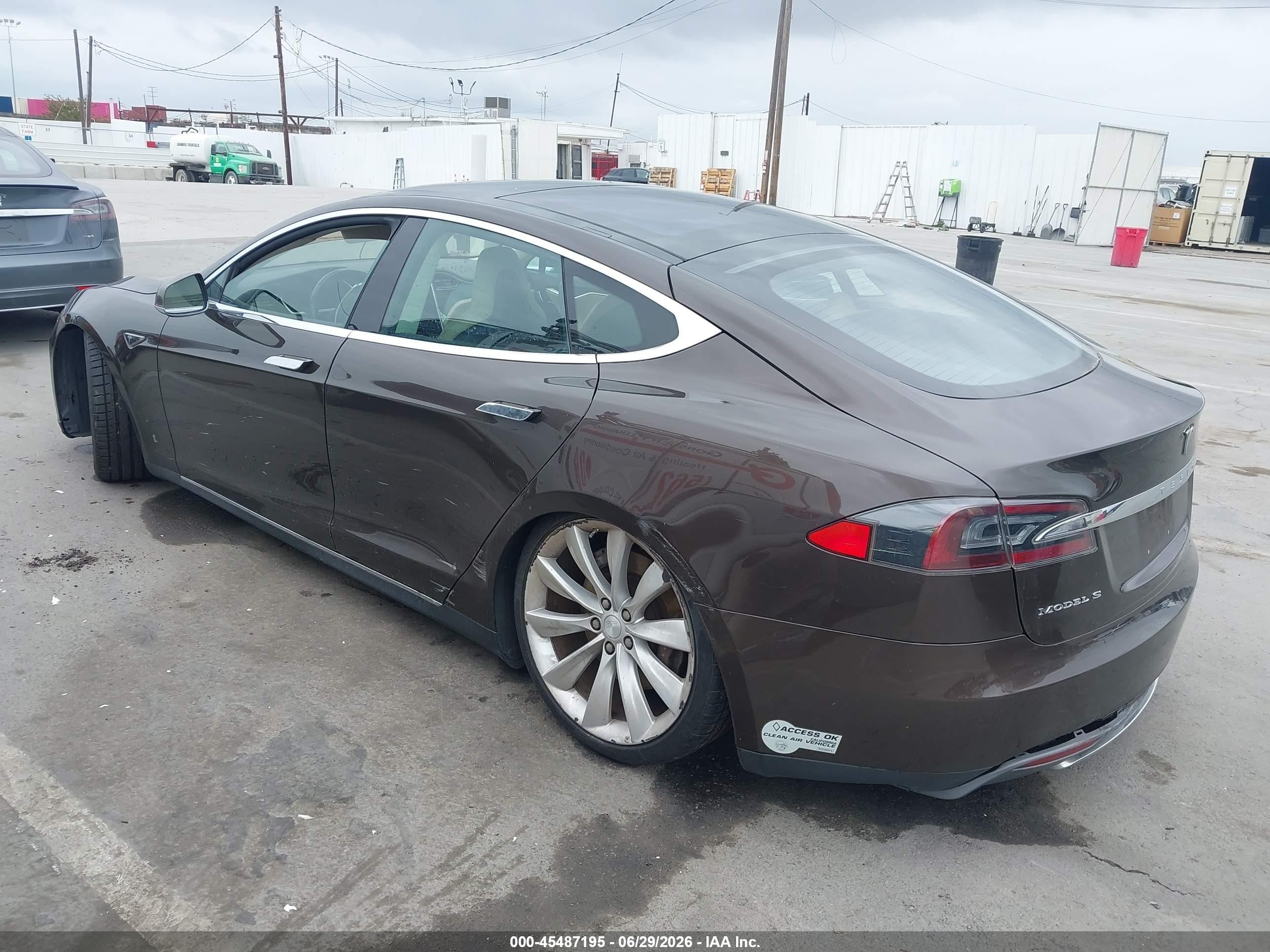 2013 Tesla Model S   Brown vin: 5YJSA1BC8DFP10483