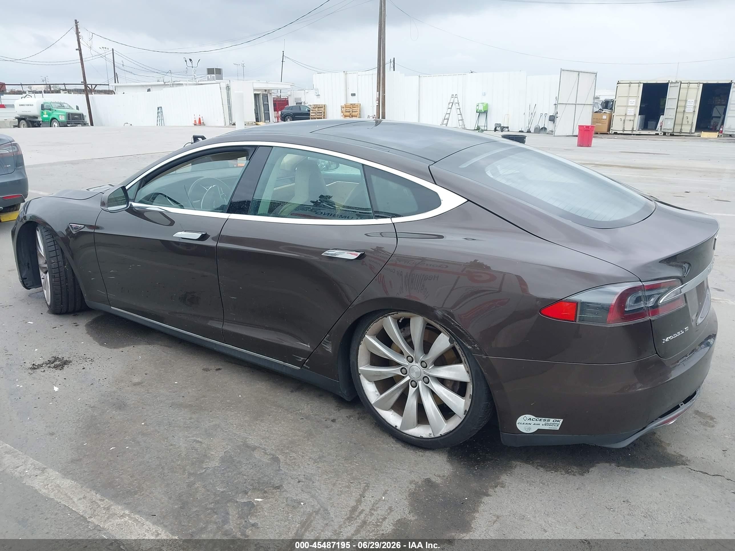 2013 Tesla Model S   Brown vin: 5YJSA1BC8DFP10483