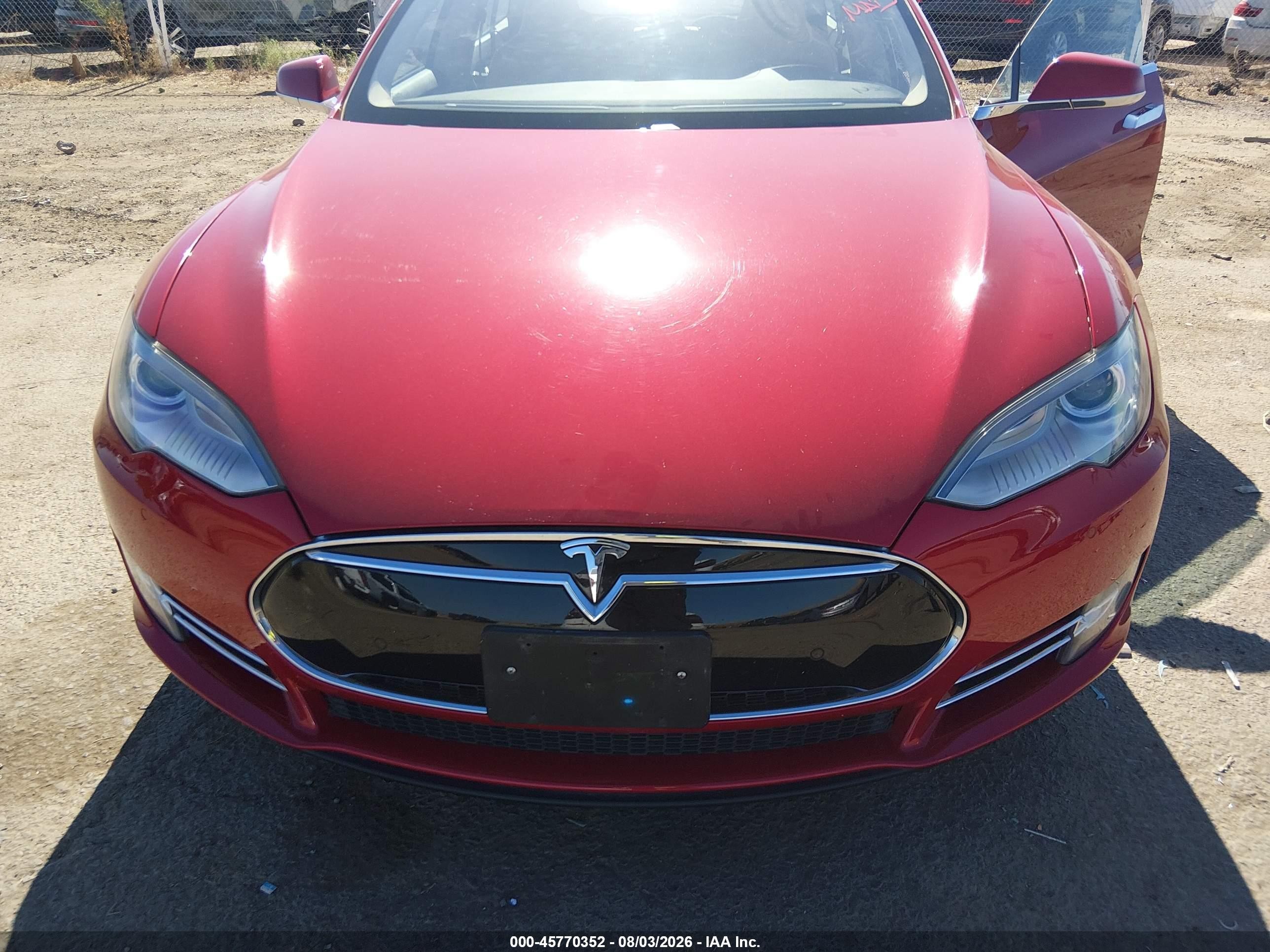 2013 Tesla Model S   Red vin: 5YJSA1CGXDFP23074
