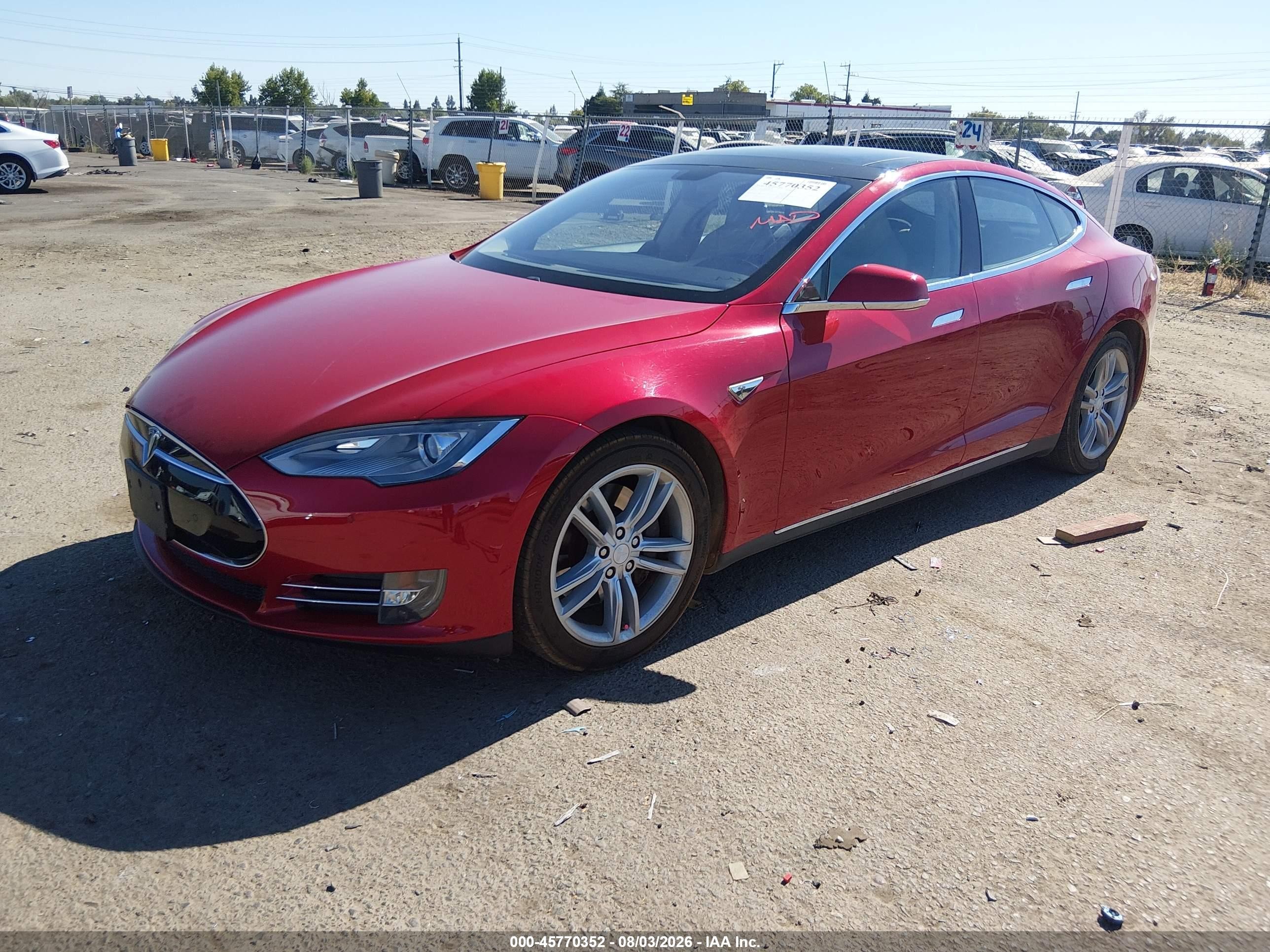 2013 Tesla Model S   Red vin: 5YJSA1CGXDFP23074