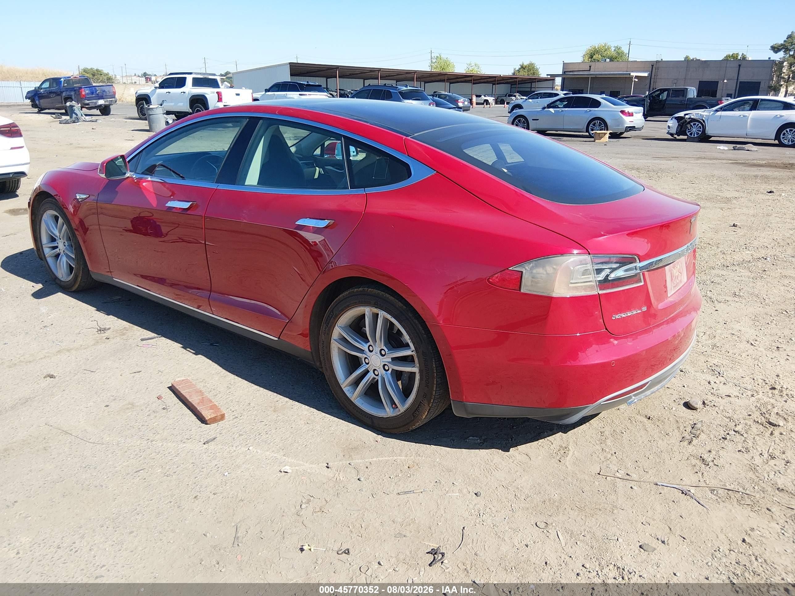 2013 Tesla Model S   Red vin: 5YJSA1CGXDFP23074